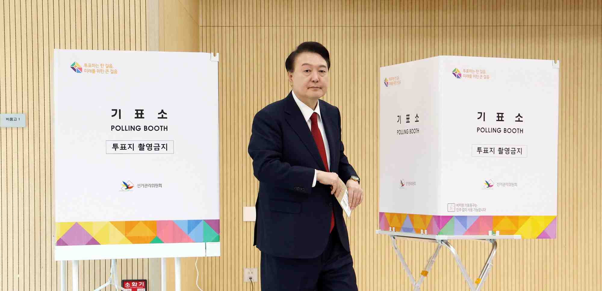 Le president sud-coreen yoon suk yeol vote pour les 22e elections legislatives, a busan