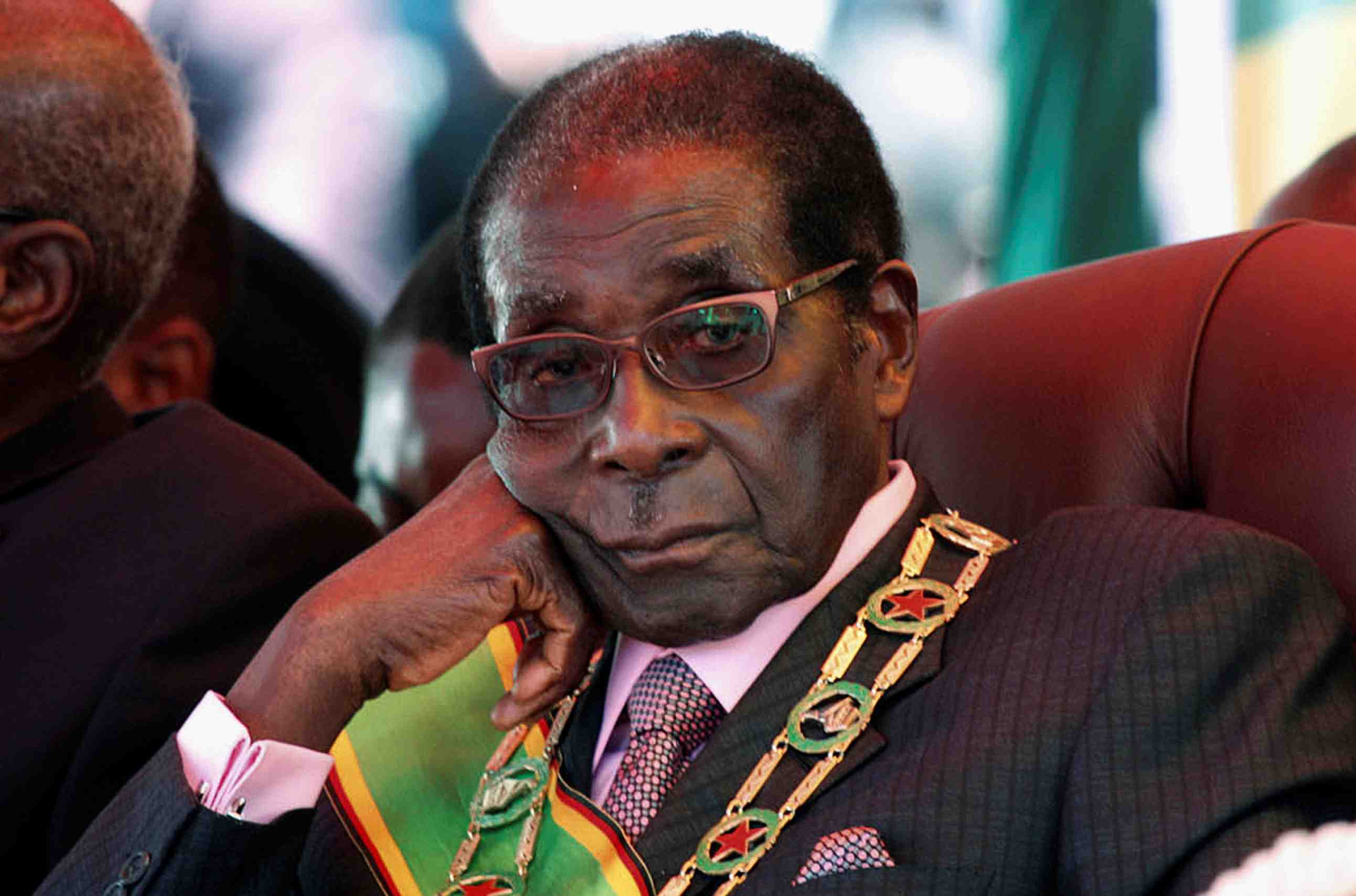 Premiere apparition en public de mugabe depuis le coup de force