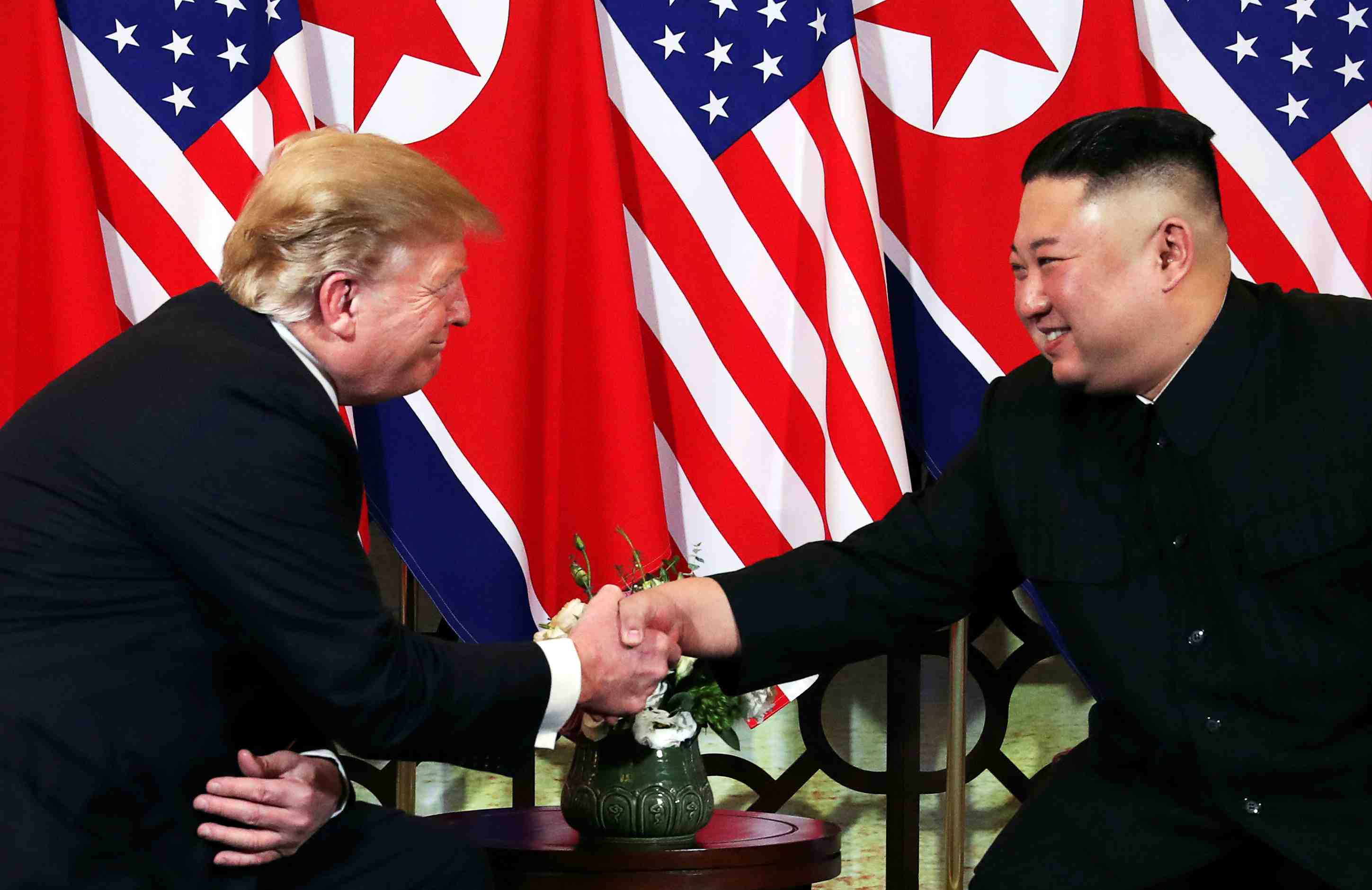 Trump et kim rivalisent de bonne volonte au debut de leur sommet