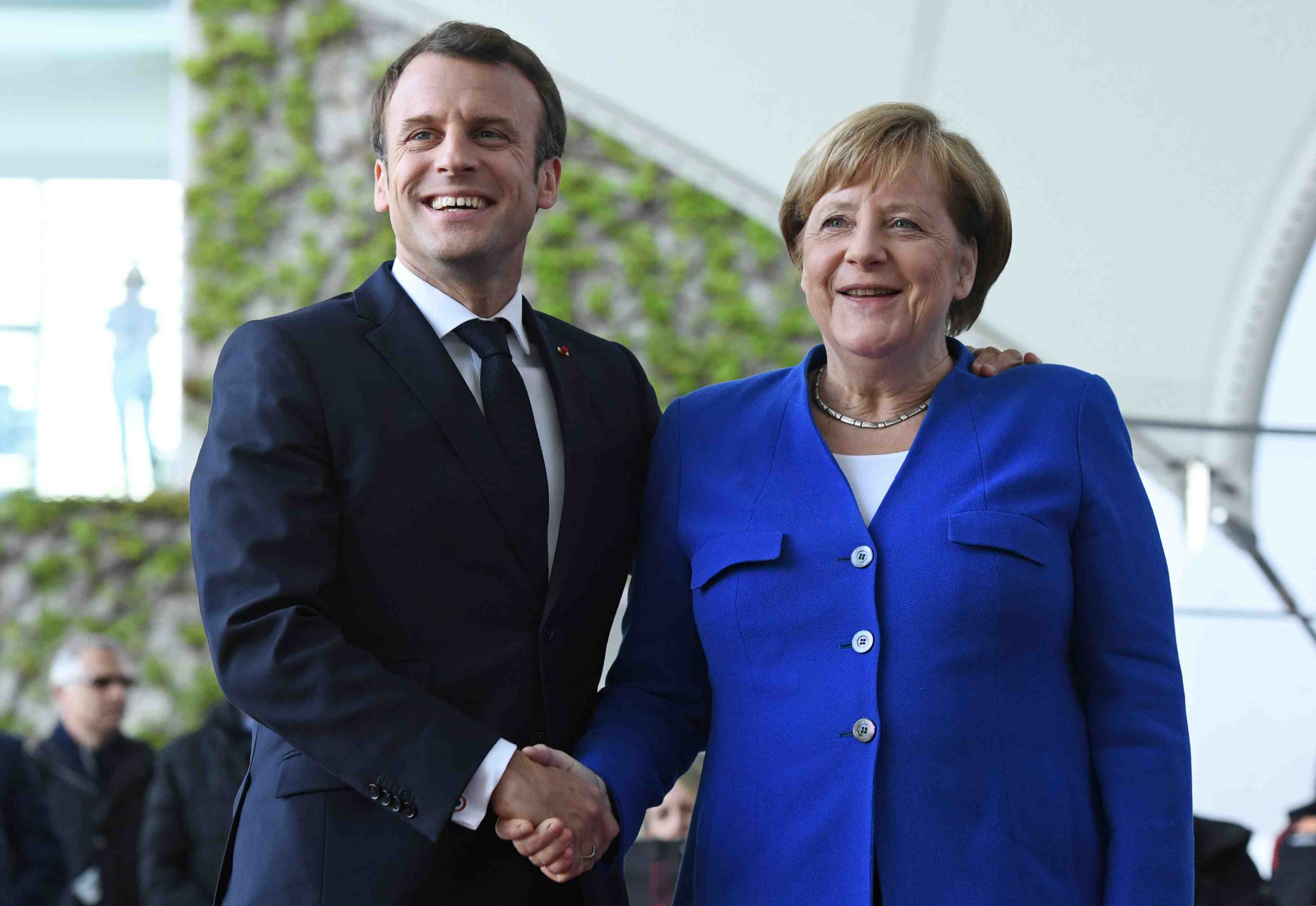 Bras de fer merkel-macron pour la presidence de la commission