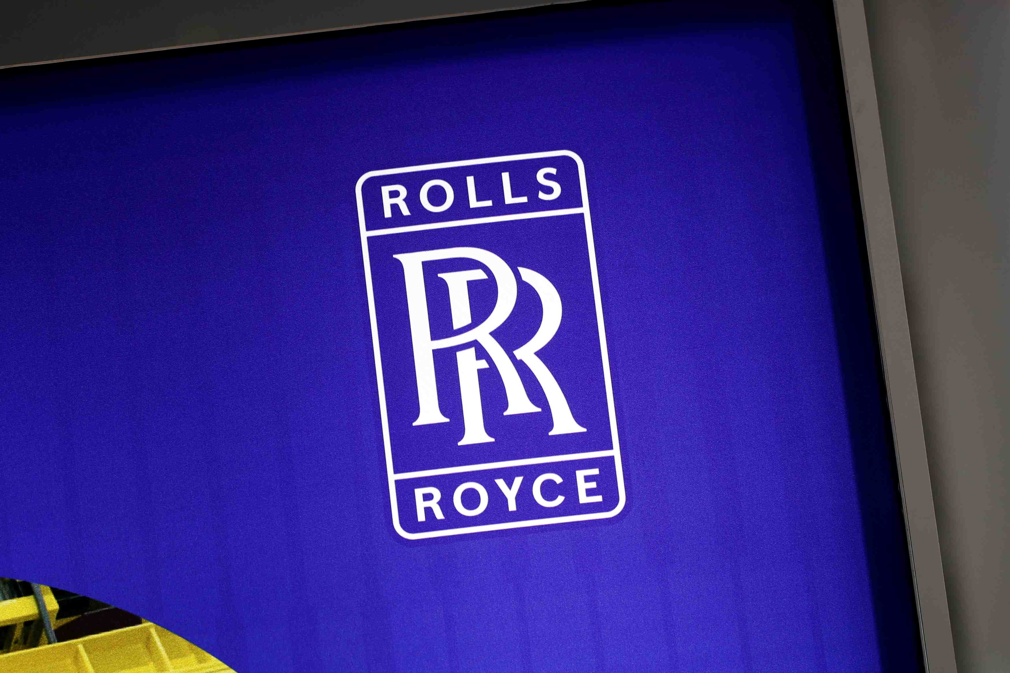 Un moteur rolls-royce aurait perdu des fragments pendant un vol, le titre chute