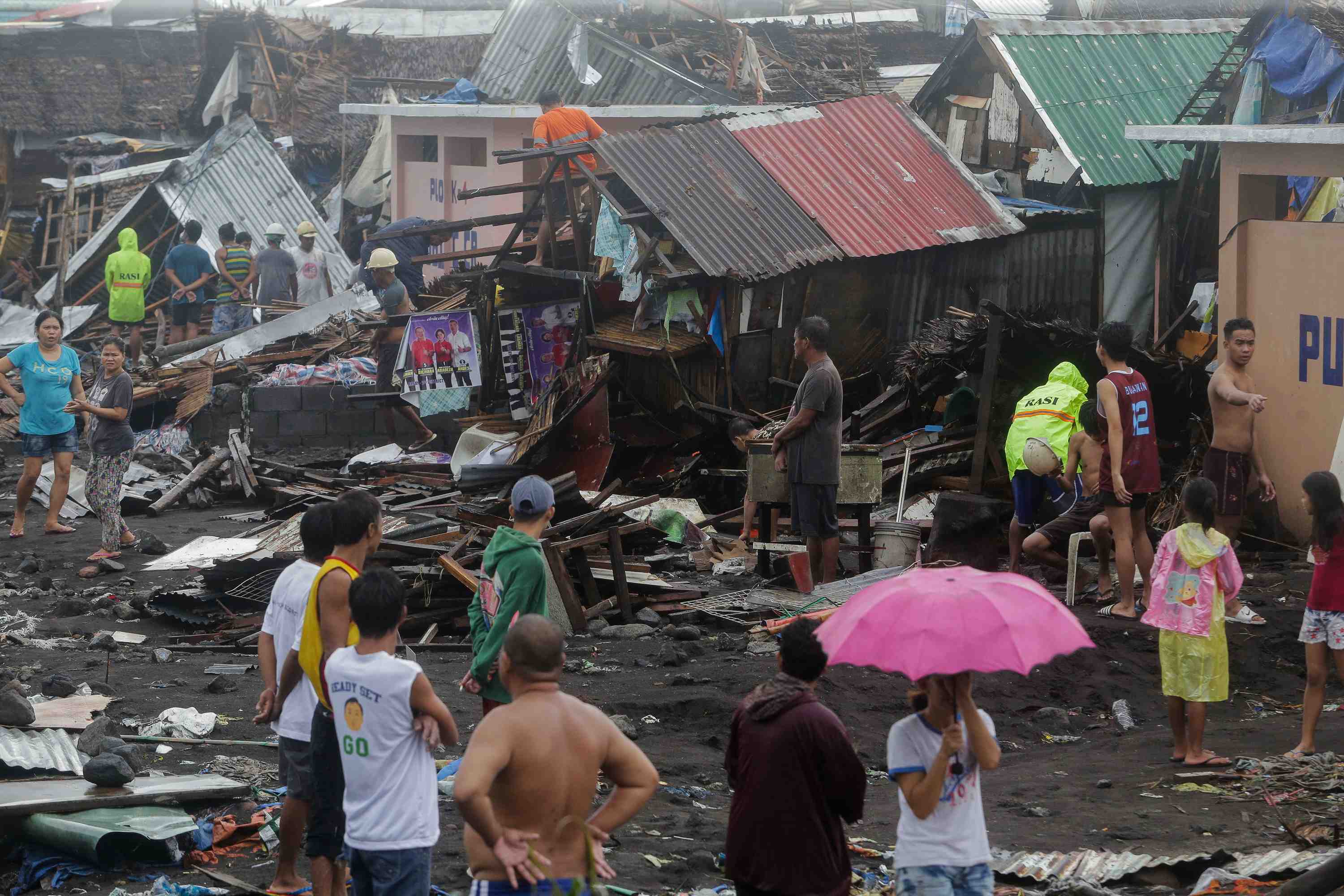 Un typhon frappe les philippines, l'aeroport de manille ferme