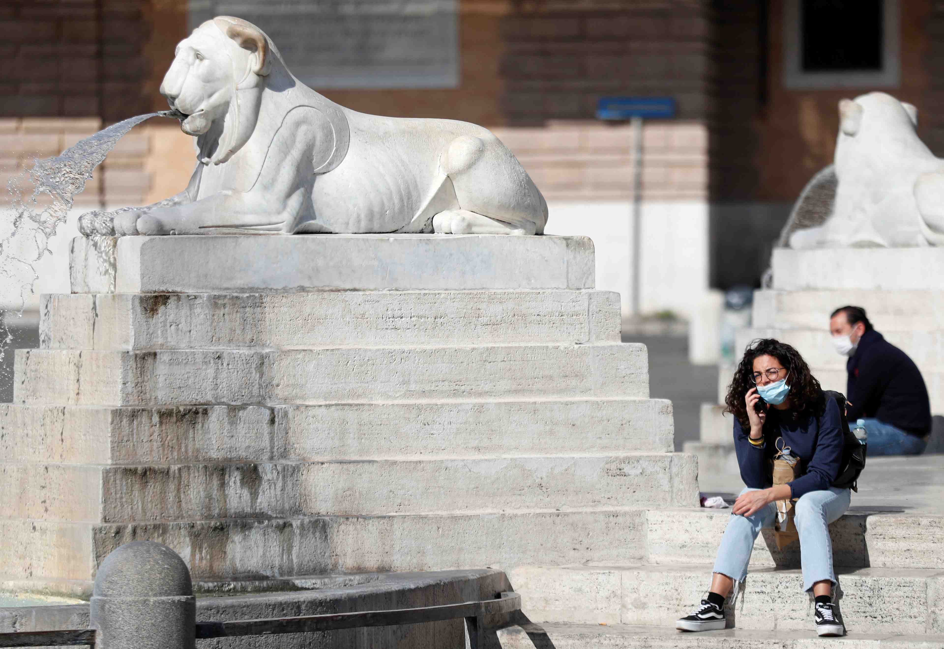 Coronavirus: l'italie interdit les fetes et limite les rassemblements