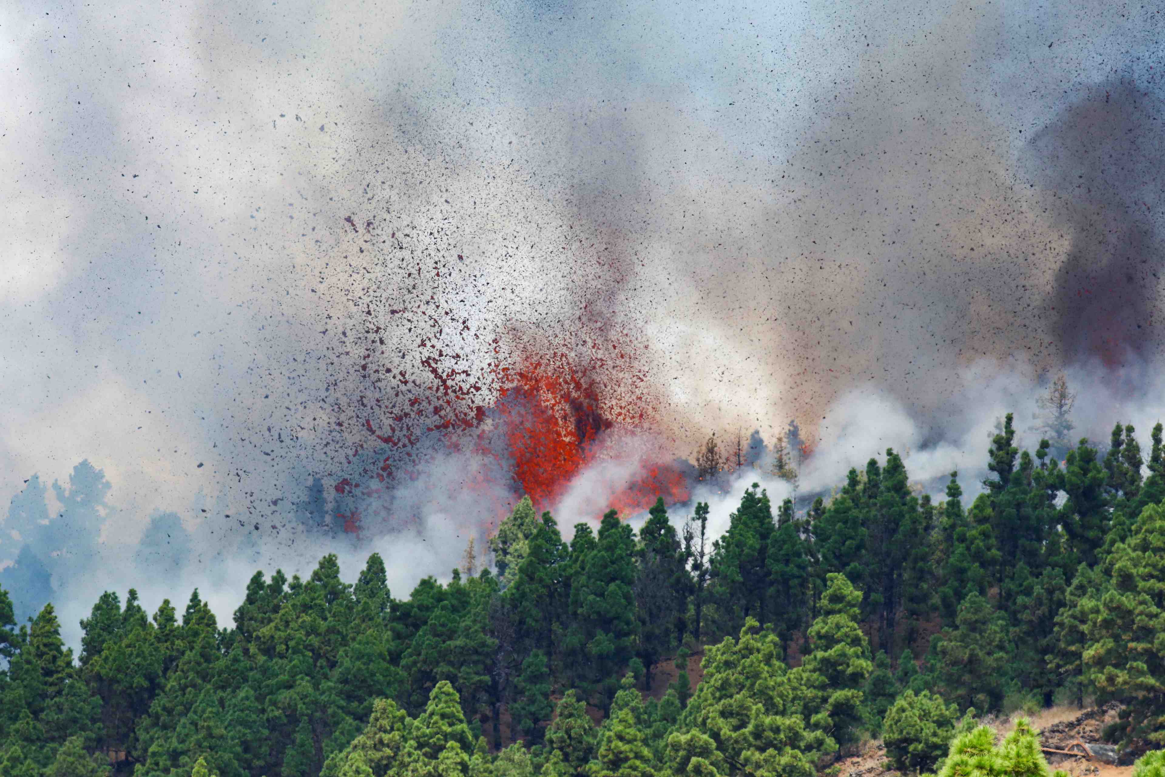 Un volcan entre en eruption a la palma aux canaries