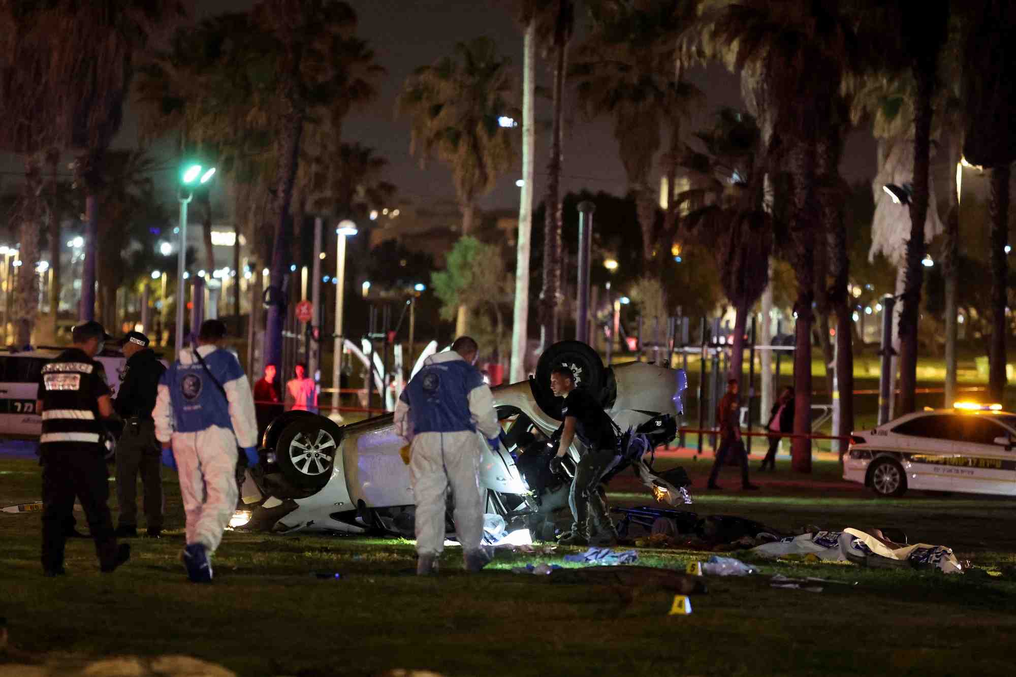 Photo des services policiers et ambulanciers israeliens sur les lieux d'une attaque a la voiture belier a tel aviv