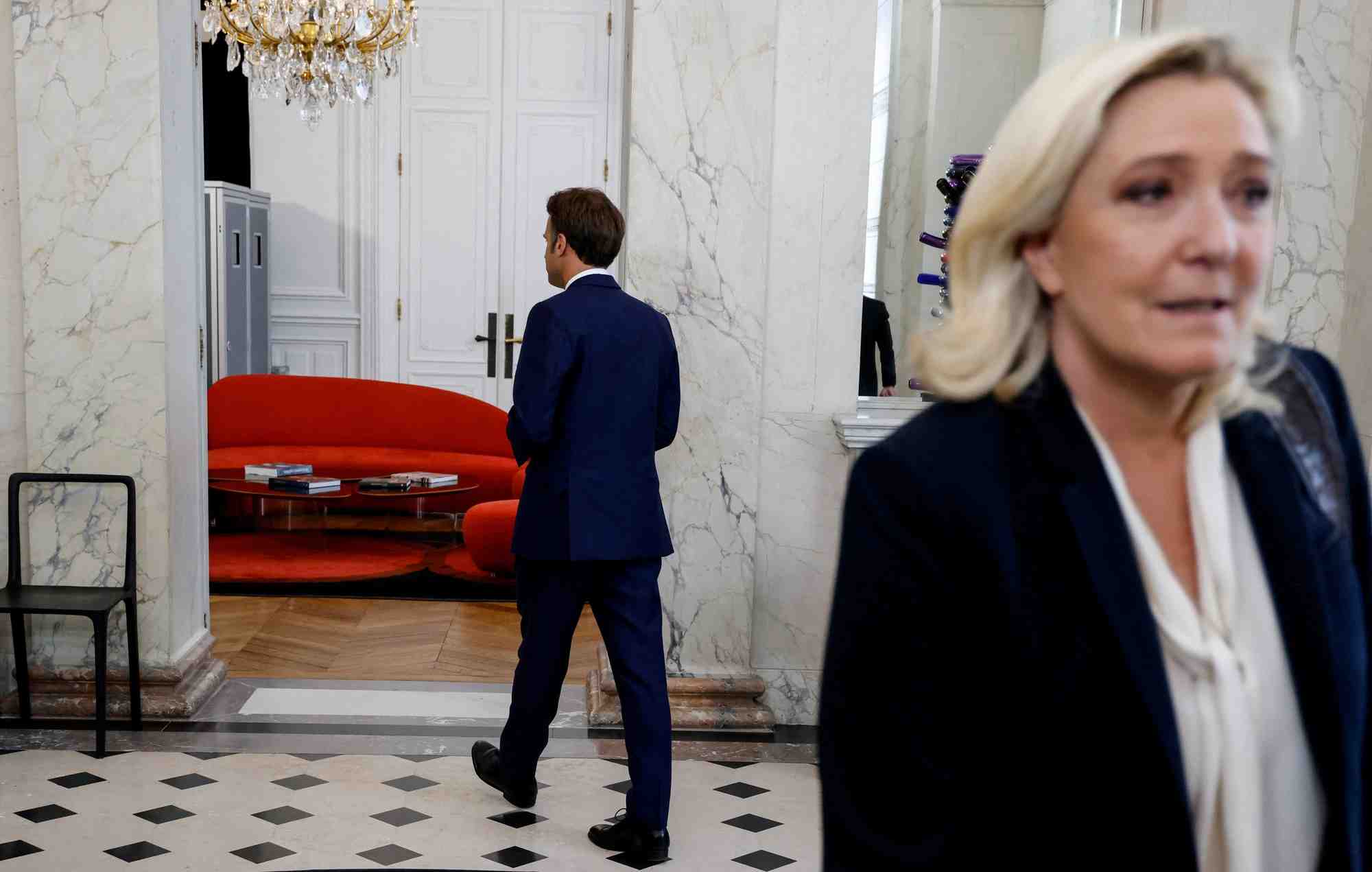 Marine le pen s'eloigne apres avoir ete escortee par le president francais emmanuel macron apres des entretiens a l'elysee