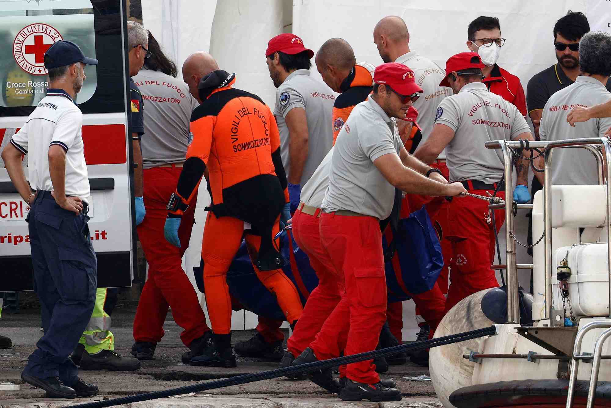 Operations de sauvetage apres le naufrage d'un yacht de luxe au large de la sicile