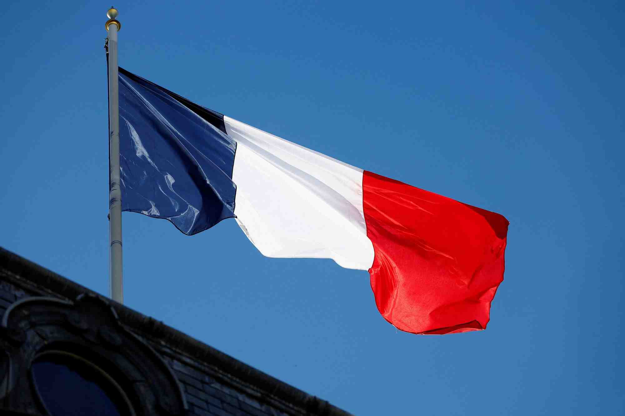Un drapeau francais au-dessus du palais de l'elysee