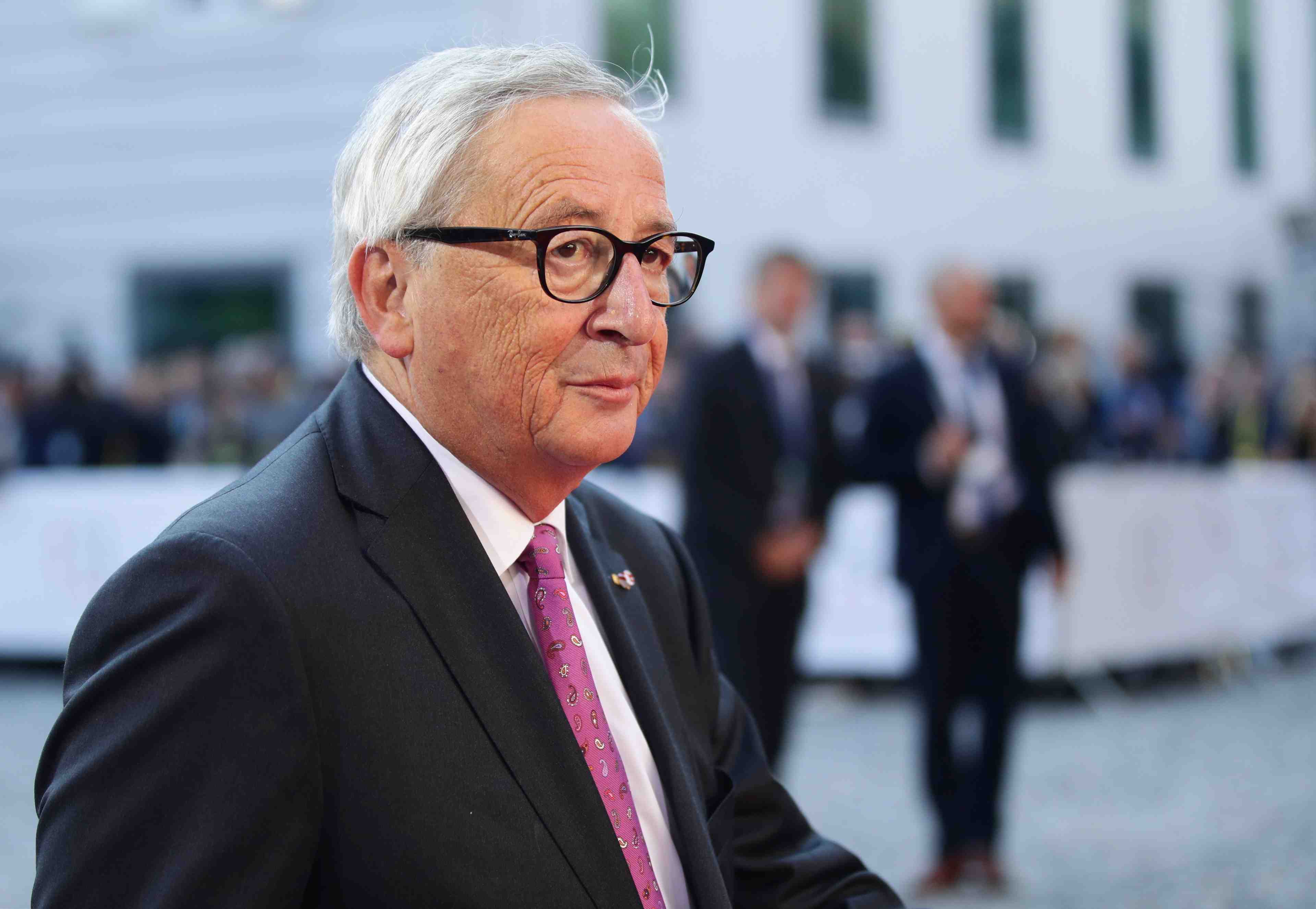 Juncker avertit l'italie contre sa trajectoire budgetaire