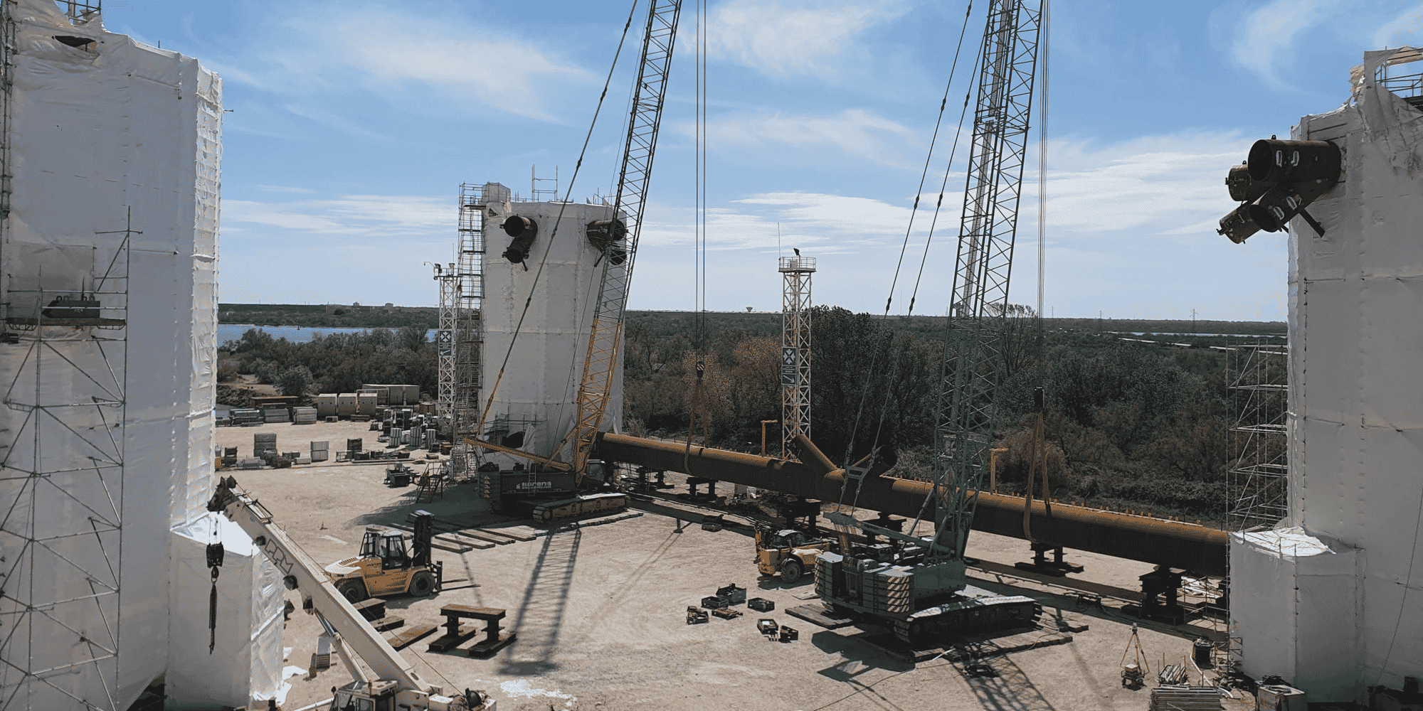 Le flotteur choisi pour le projet de ferme-pilote d'éoliennes en mer EFGL par Ocean Winds compte trois colonnes de 15 mètres de diamètre et 22 mètres de haut, formant un triangle et raccordées par des poutres de 70 mètres de long. Les pales des éoliennes mesureront, quant à elles, 82 mètres.