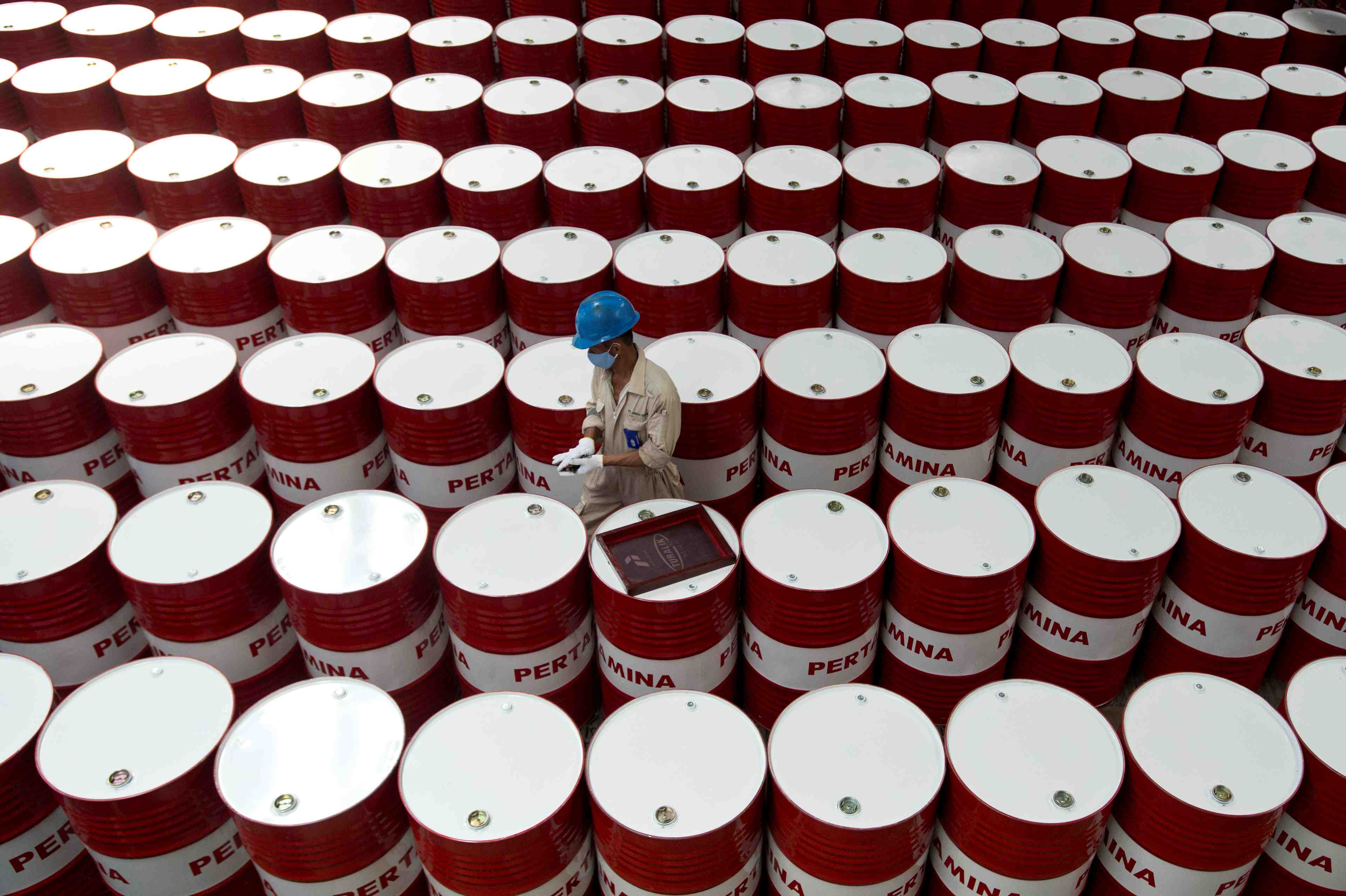 Le petrole termine la journee en hausse mais recule sur l'annee