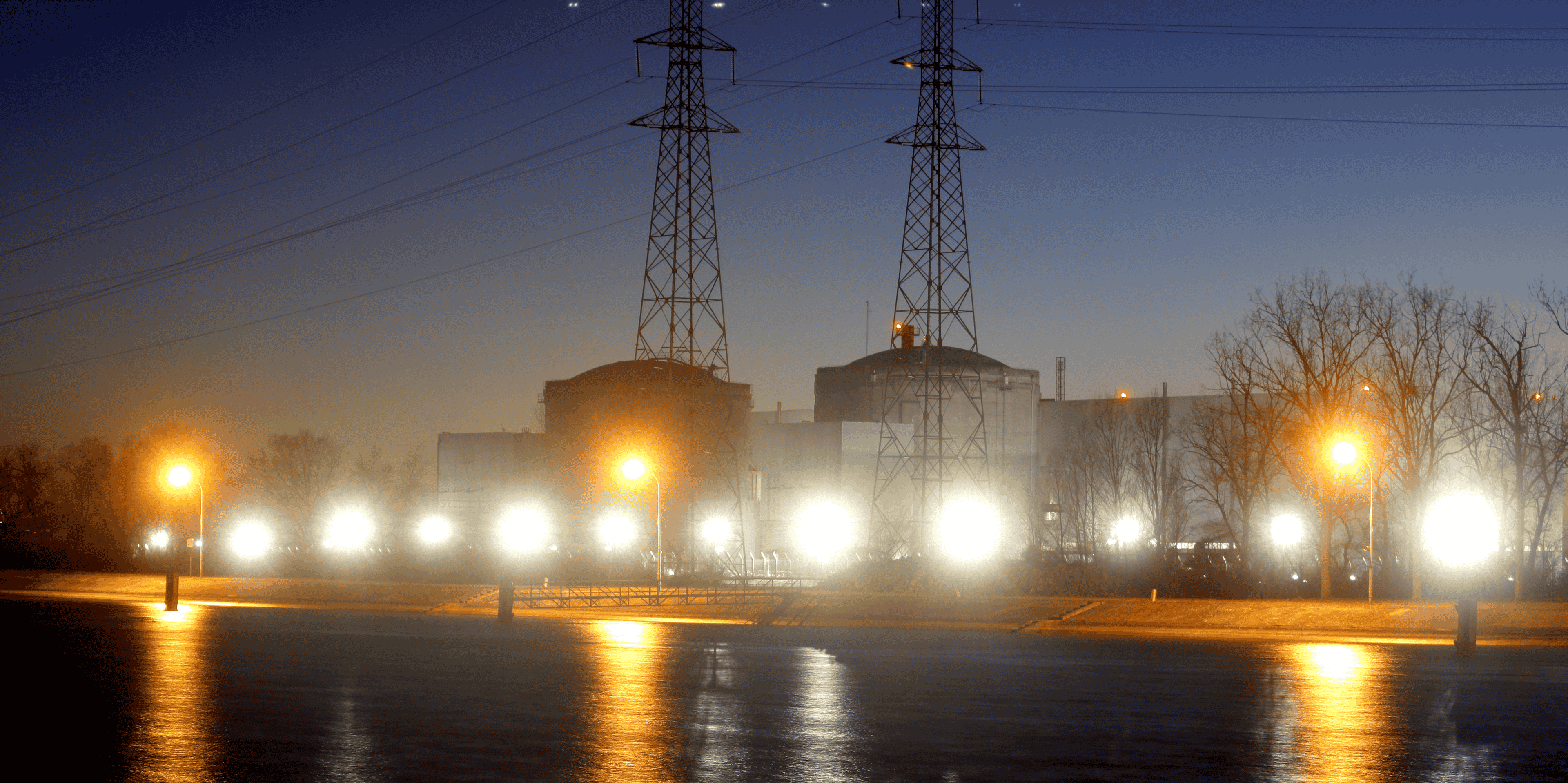 Vue de nuit de la centrale nucléaire de Fessenheim