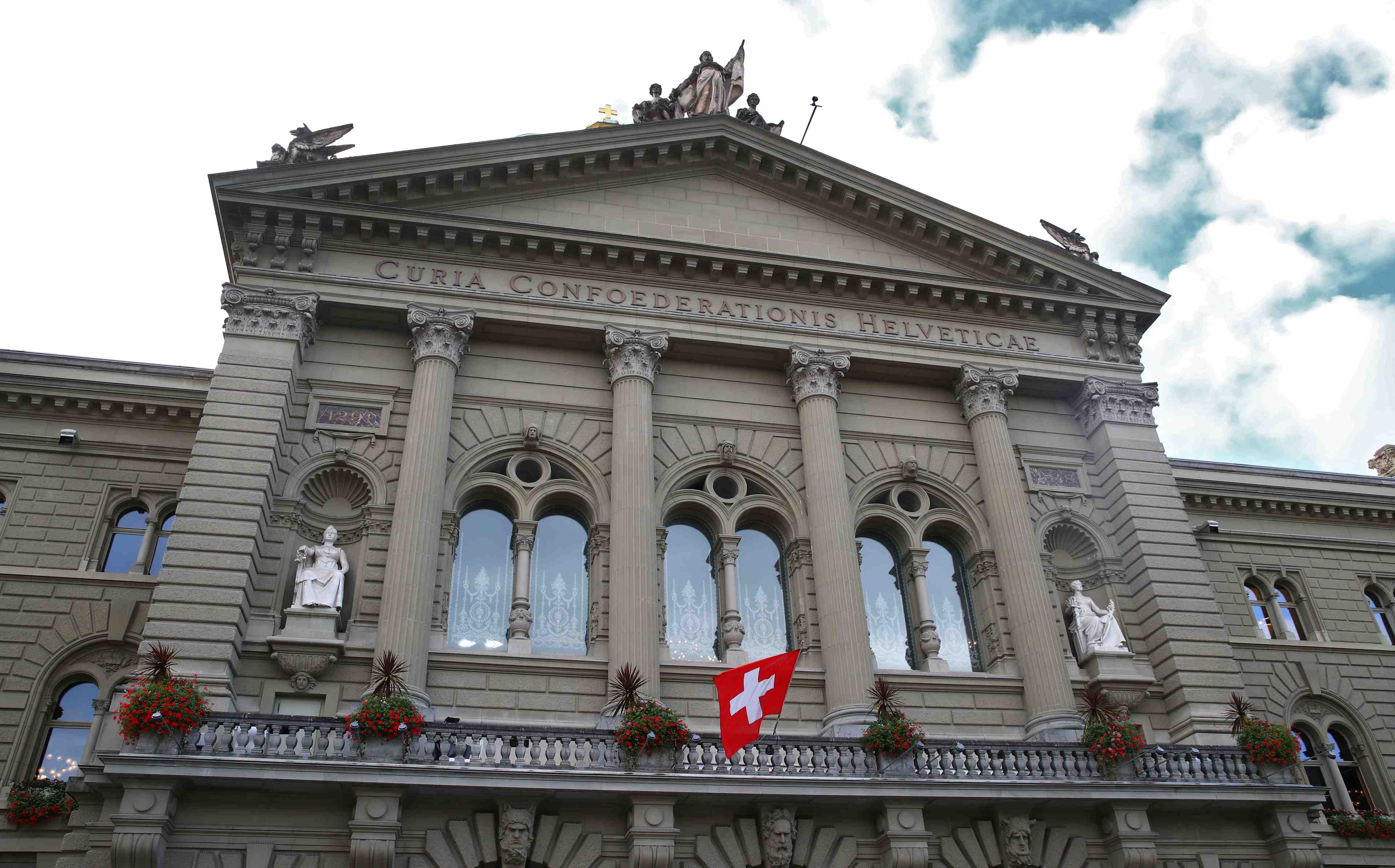 La suisse releve sa prevision de pib pour 2020, reste prudente face au coronavirus