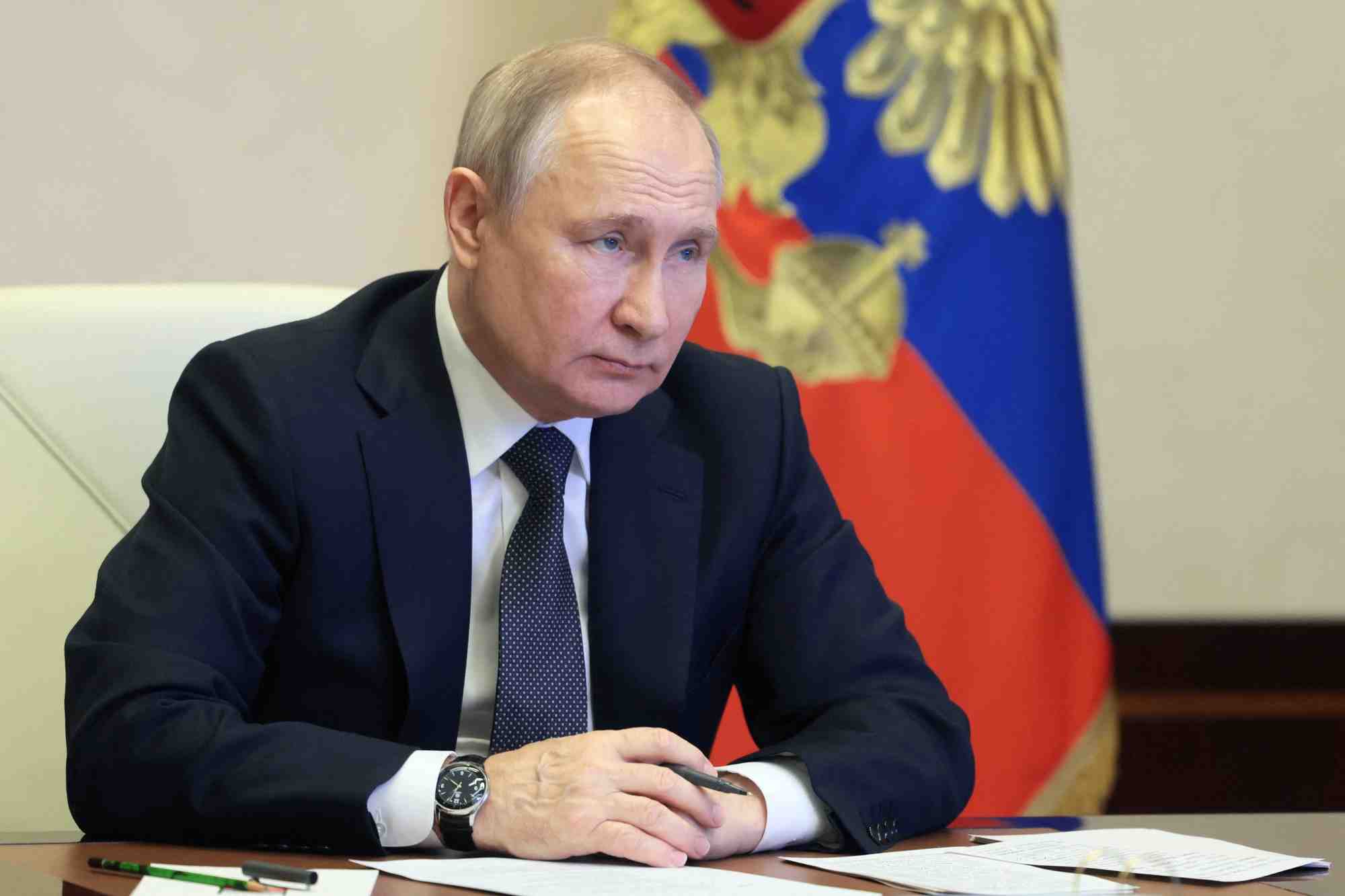 Le president russe vladimir poutine dans une residence a l'exterieur de moscou