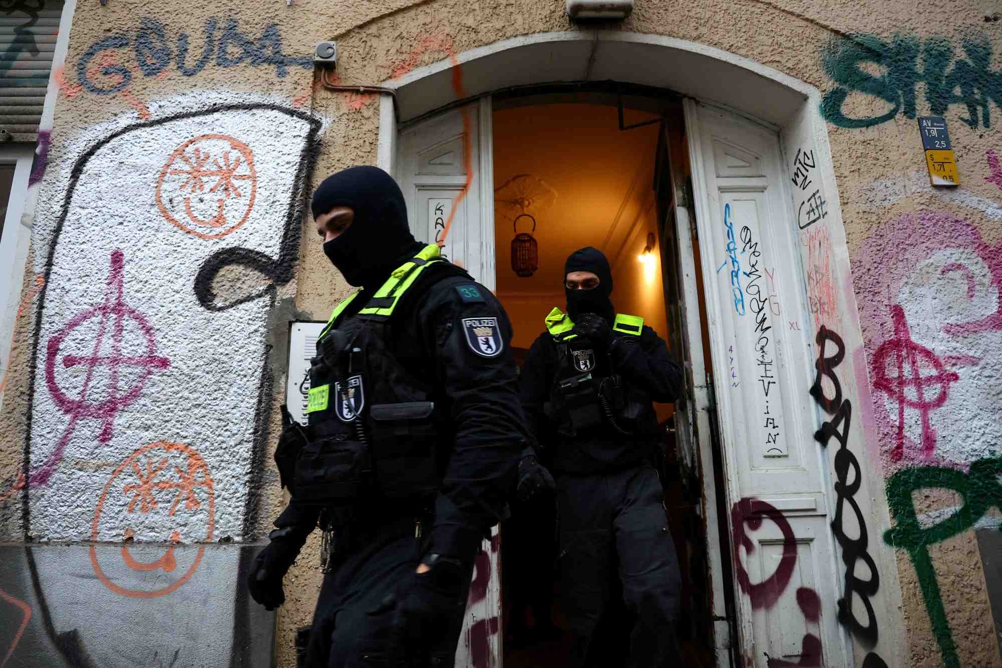 Raid contre des personnes accusees de soutenir le hamas