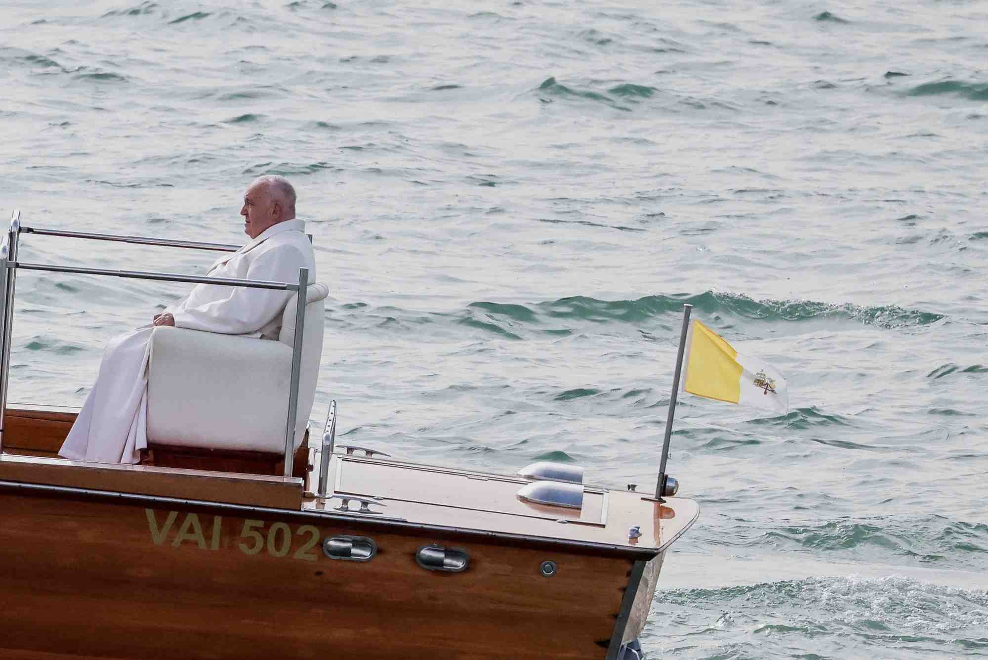 Le pape francois arrive en bateau pour une rencontre avec des jeunes sur la place devant la basilique santa maria della salute a venise