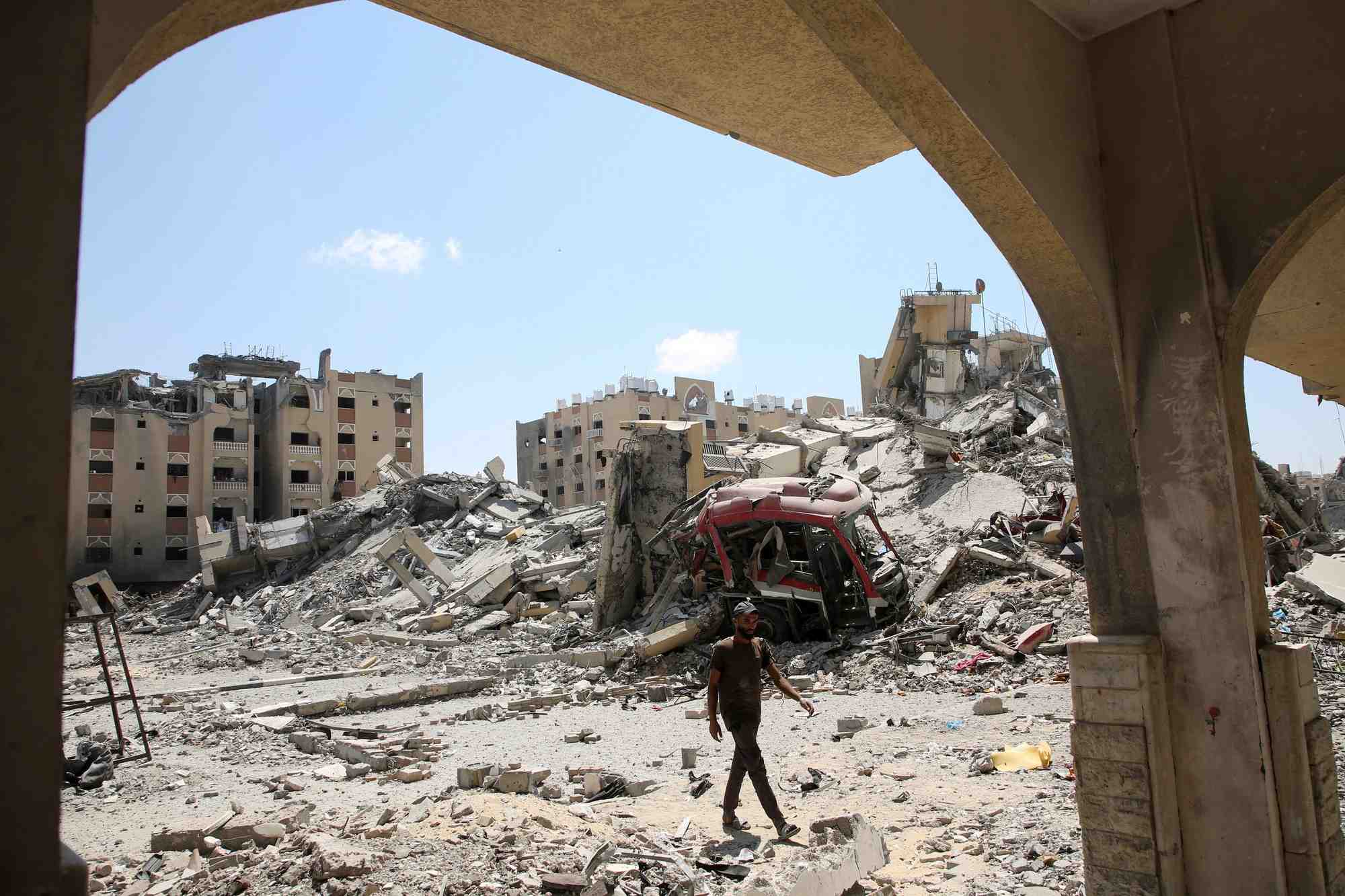 Les palestiniens inspectent les degats dans la cite hamad, financee par le qatar, a khan younis.