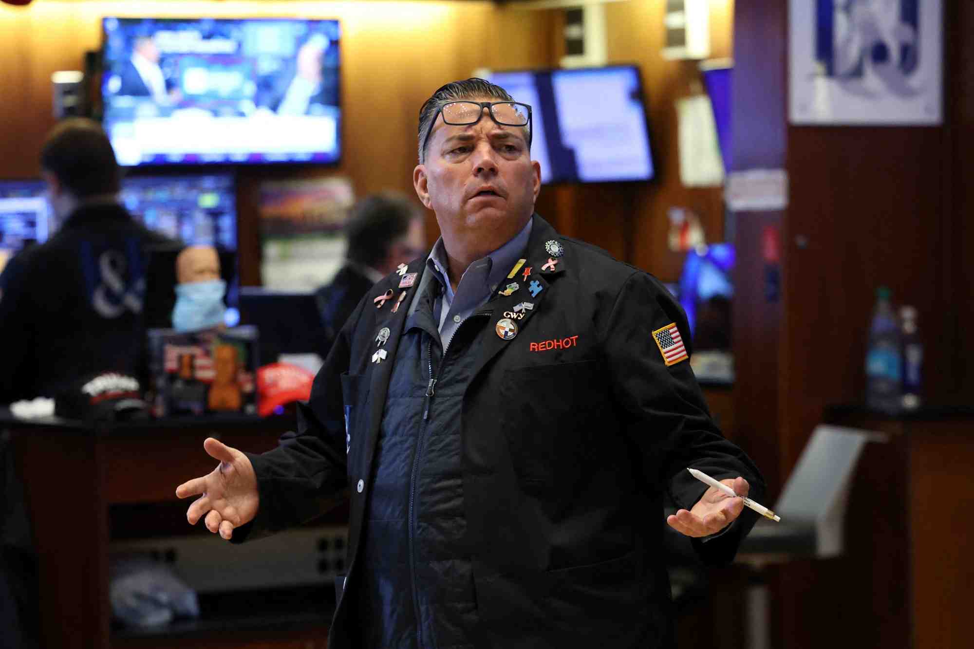 Les traders travaillent a la bourse de new york