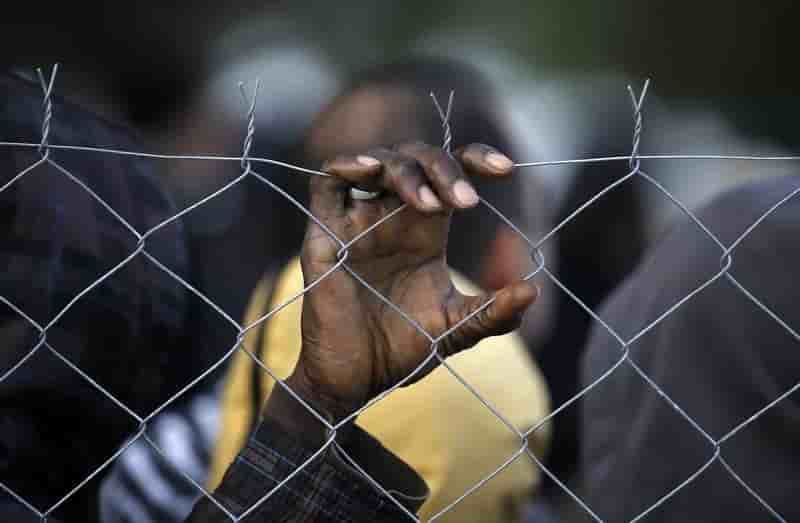 La france propose d'accueillir par mois 400 refugies arrives en grece