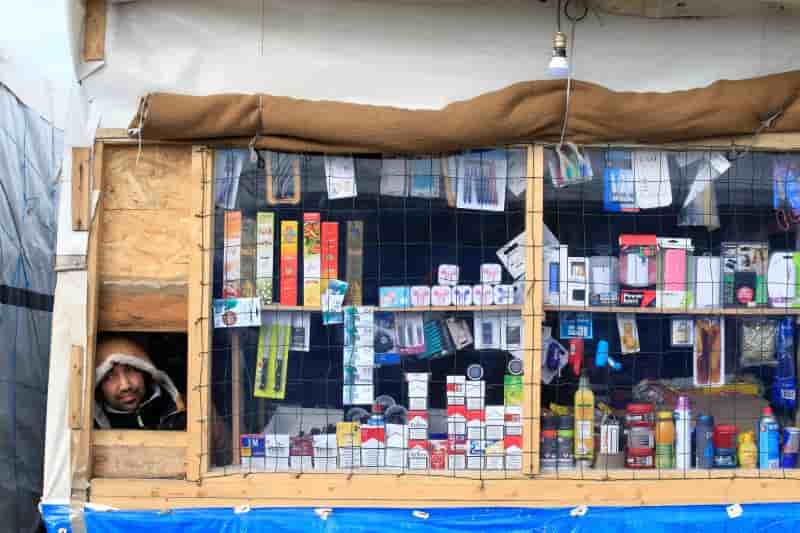 La justice contre la fermeture des boutiques de la jungle de calais