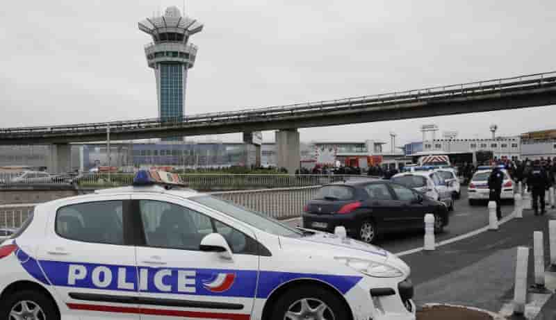 Un homme abattu a l'aeroport d'orly