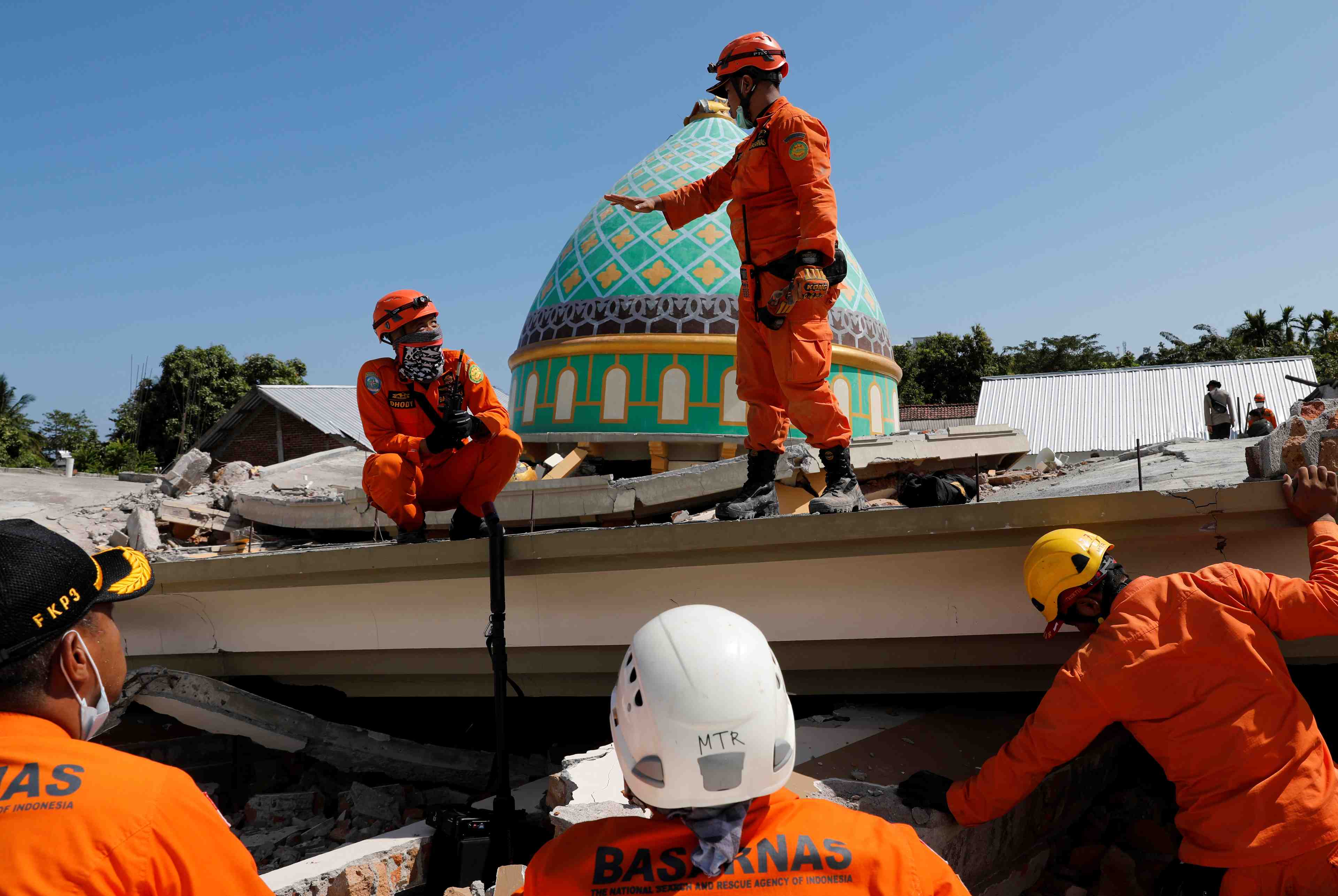 Seisme en indonesie: les secours peinent a atteindre les zones touchees