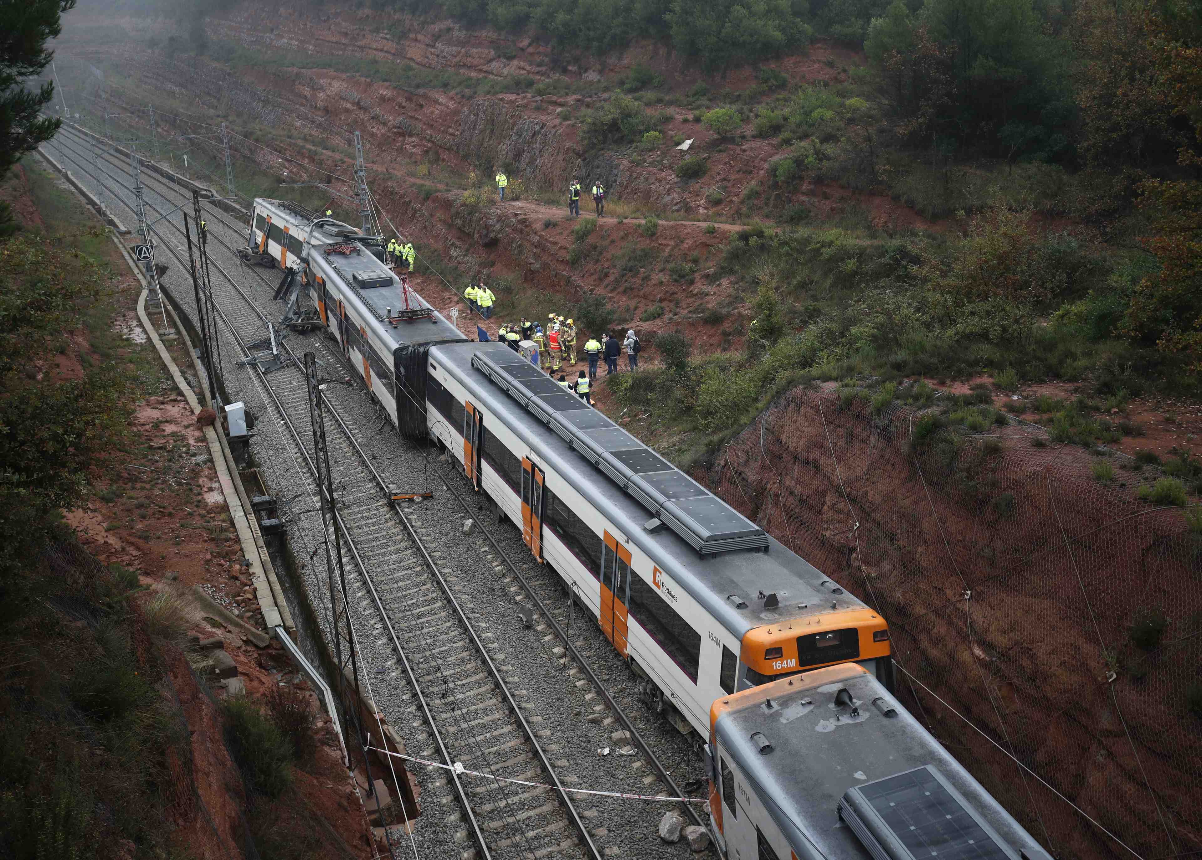 Un train deraille pres de barcelone, un mort, des dizaines de blesses