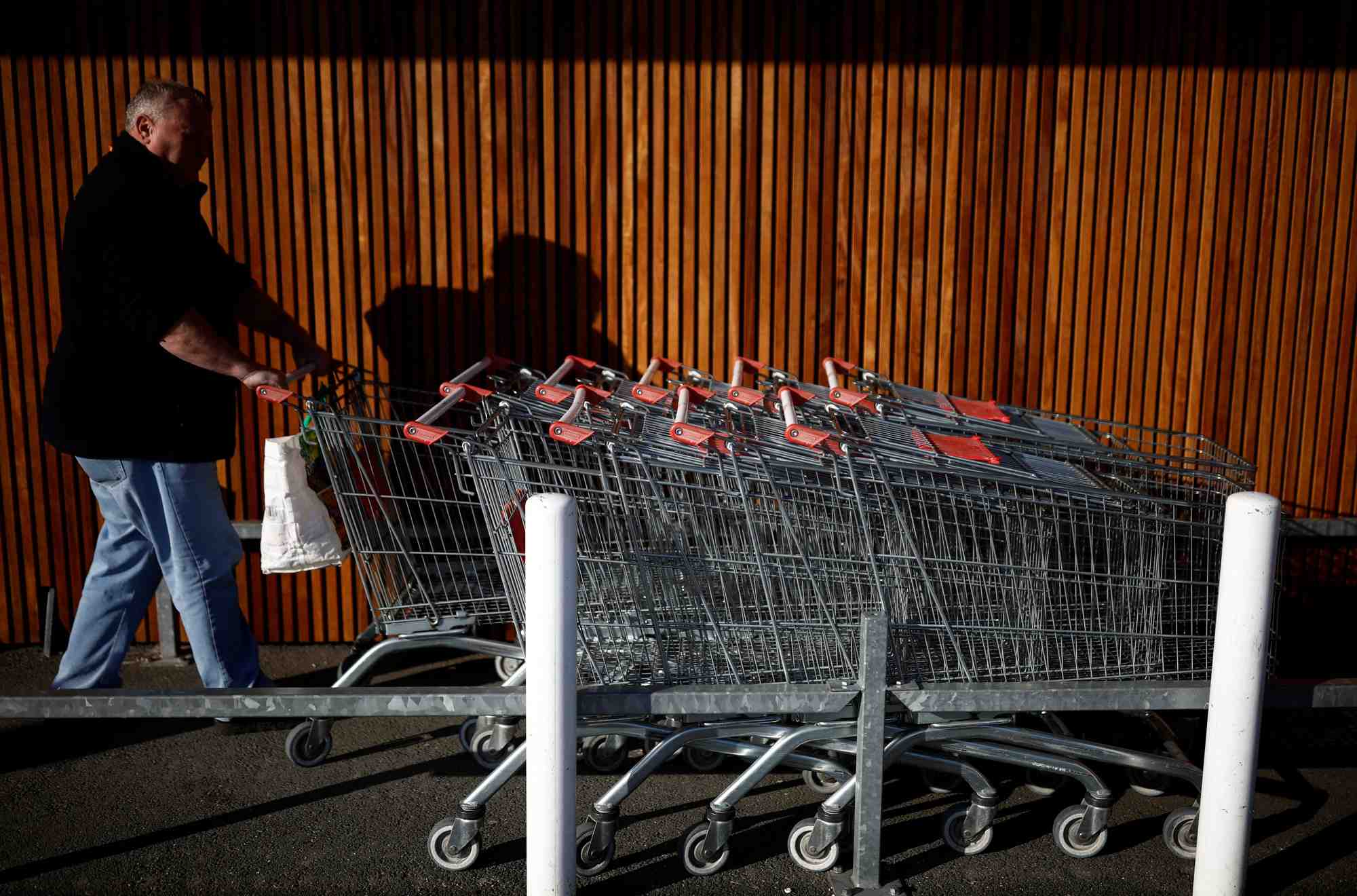 Un homme avec un chariot dans un supermarche a la verrie