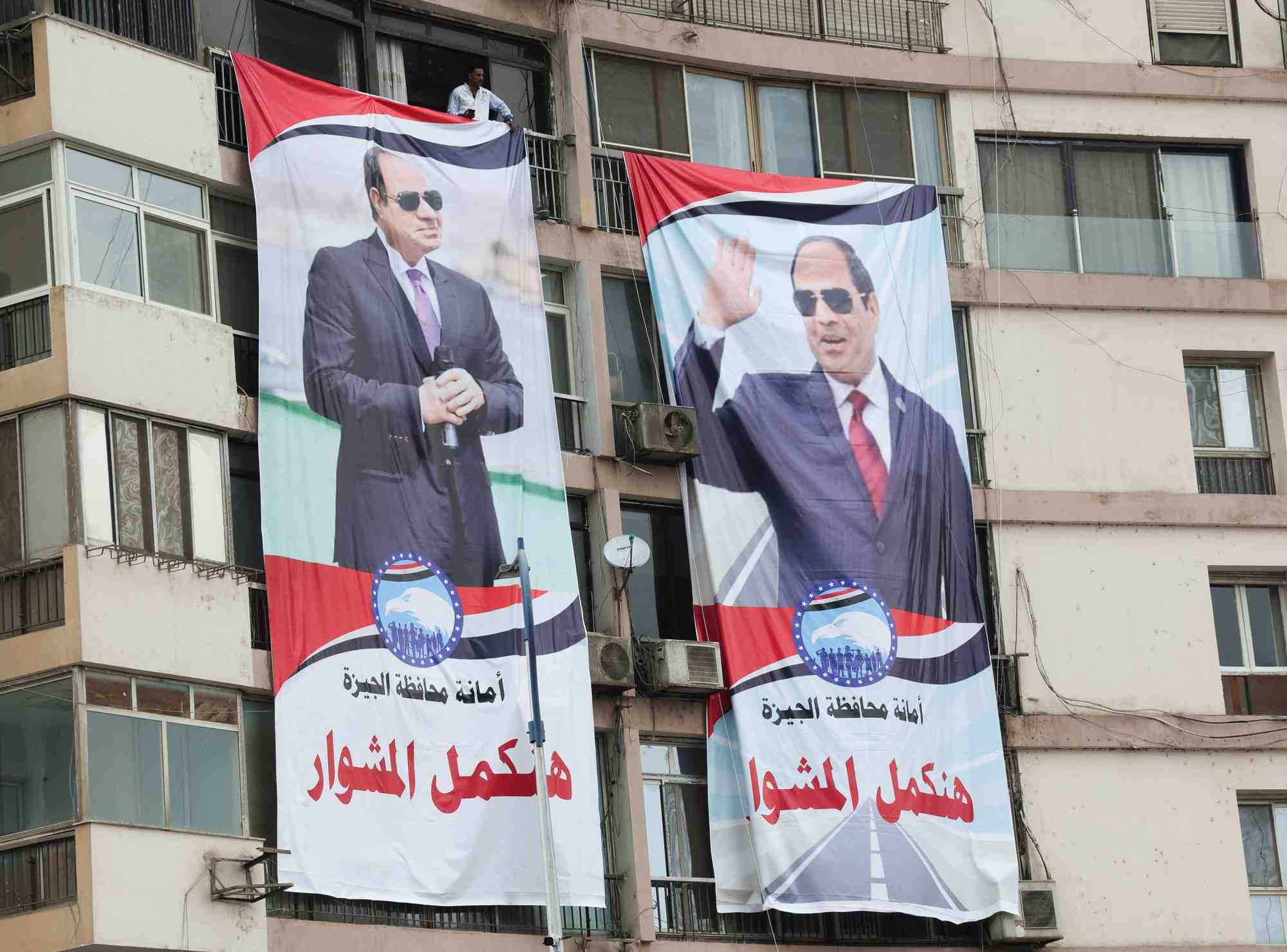 Photo de la campagne d'affichage appelant le president egyptien abdel fattah al sissi a se porter candidat a une reelection a giza