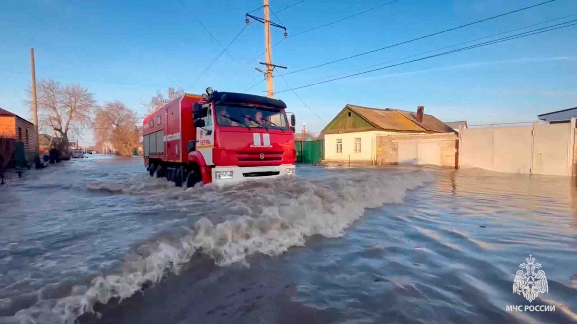Evacuation des maisons dans la ville d'orsk touchee par les inondations