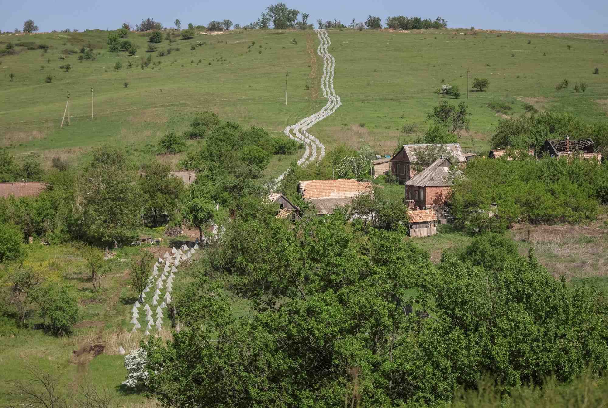 Des obstacles antichars connus sous le nom de "dents de dragon", faisant partie d'une nouvelle ligne de fortification dans la region de donetsk