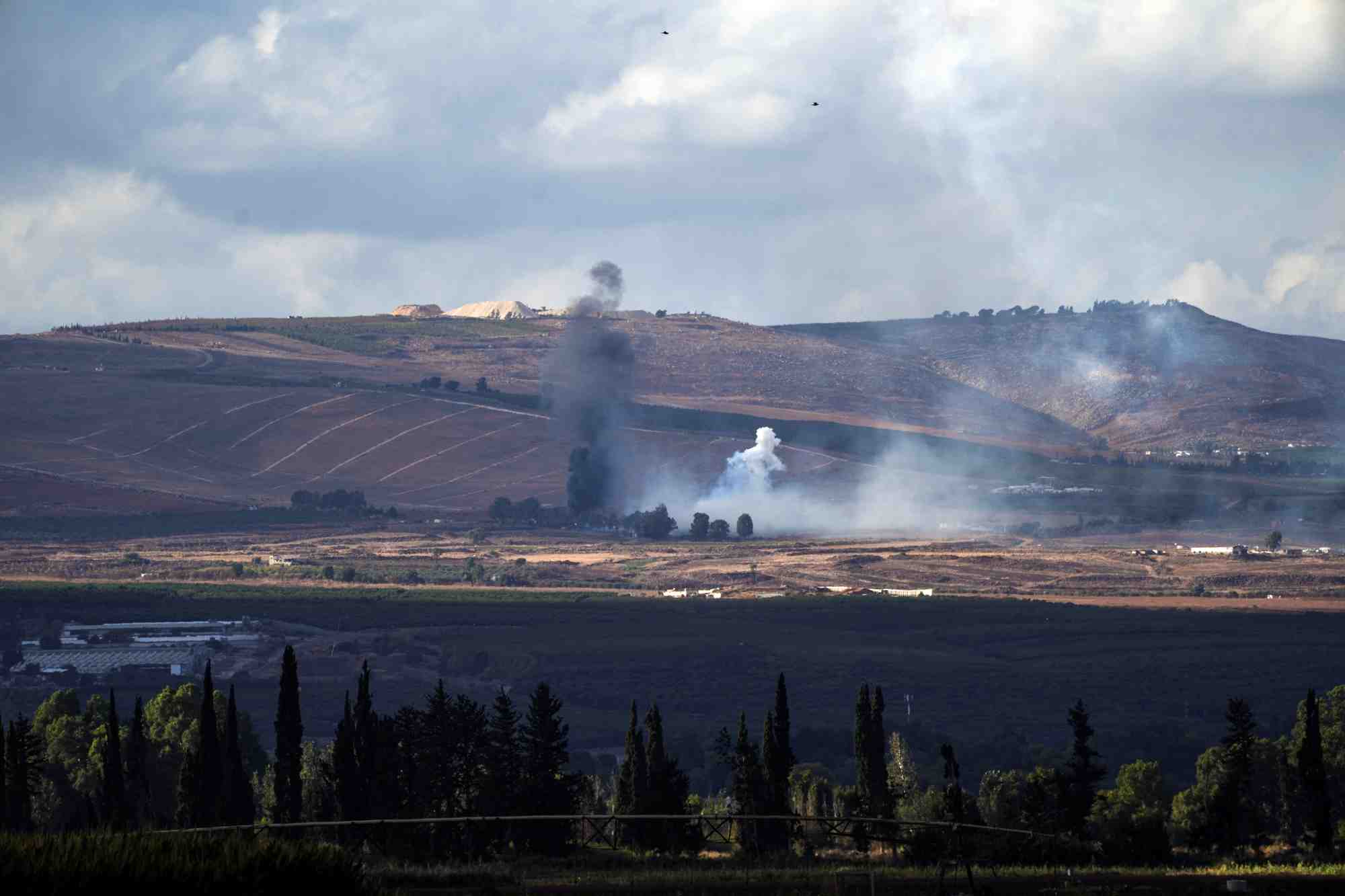 De la fumee s'eleve au-dessus du liban a la suite d'une frappe israelienne