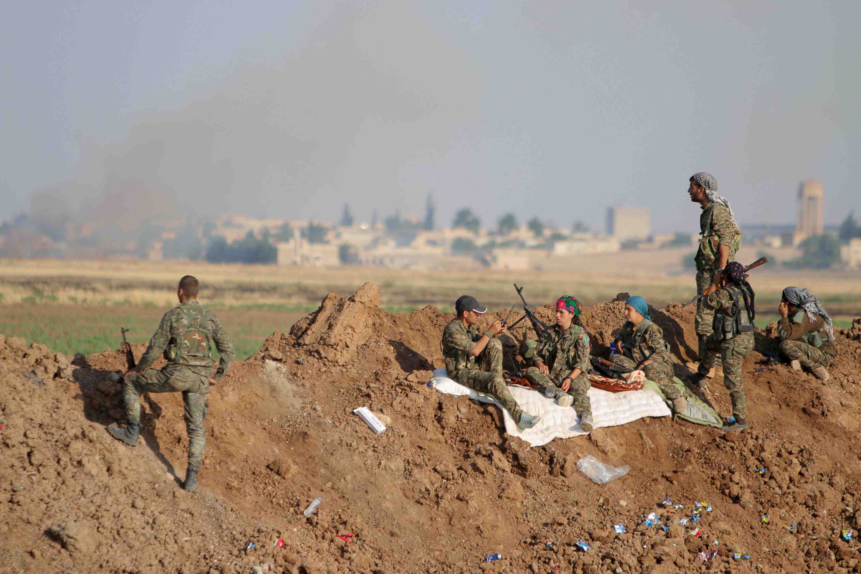 Les kurdes disent encercler la ville syrienne de tel abyad, controlee par l'ei