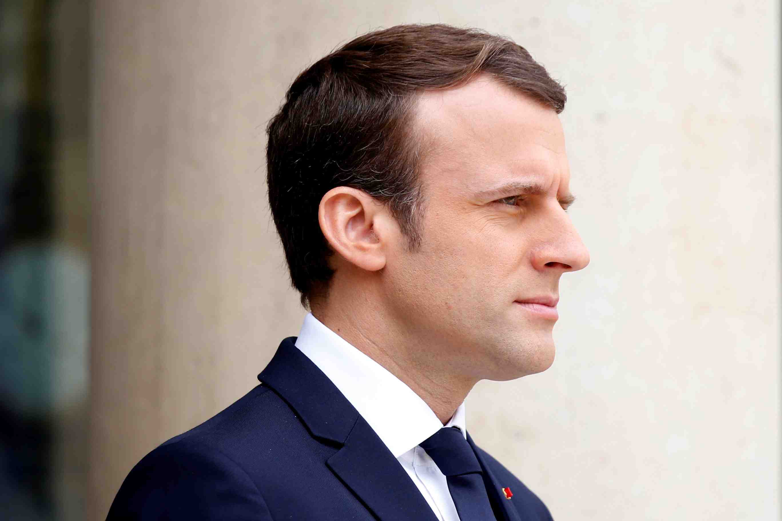 Macron vers une large majorite absolue, selon un sondage opinionway/orpi