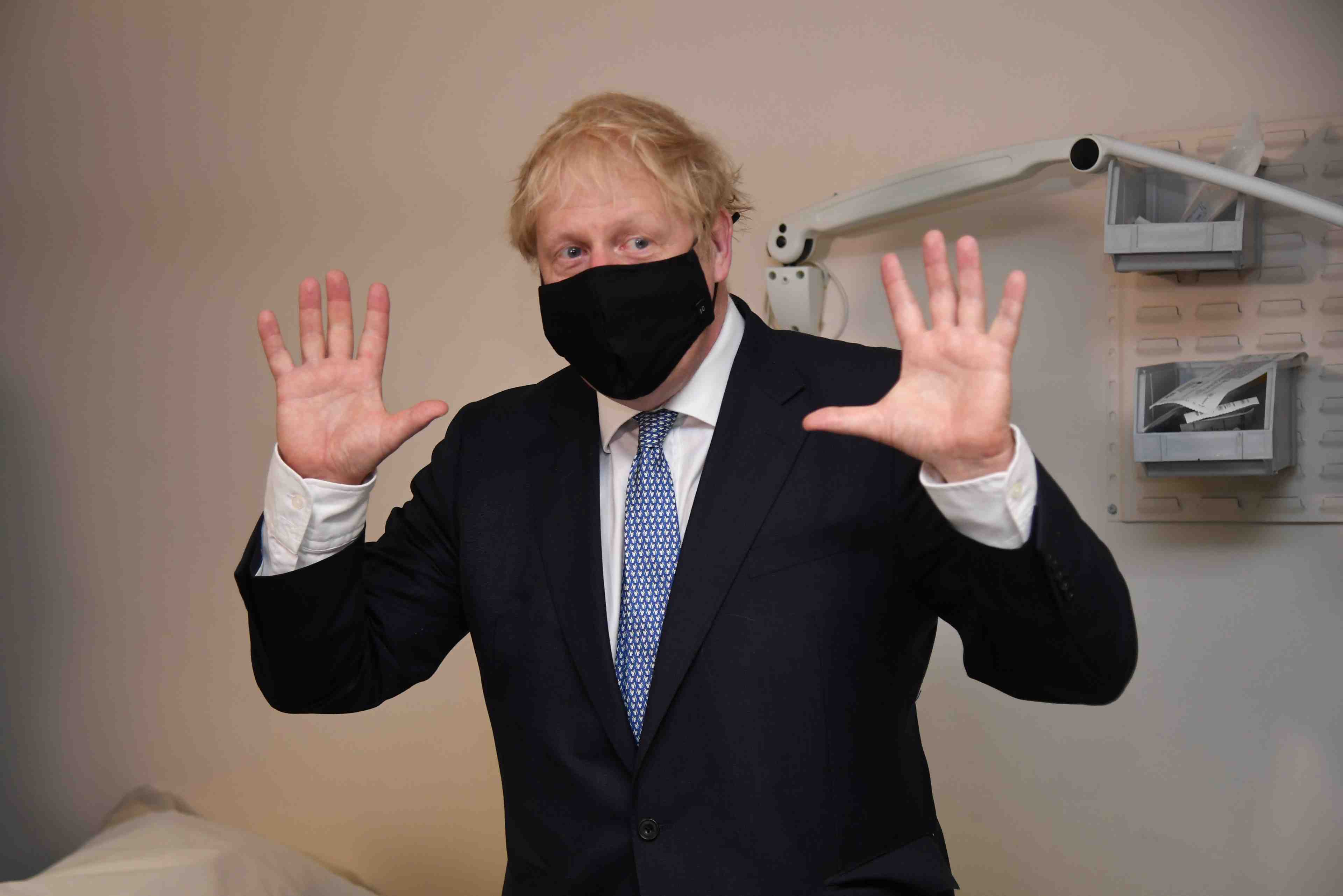 Gb: johnson admet que la crise sanitaire aurait pu etre geree differemment
