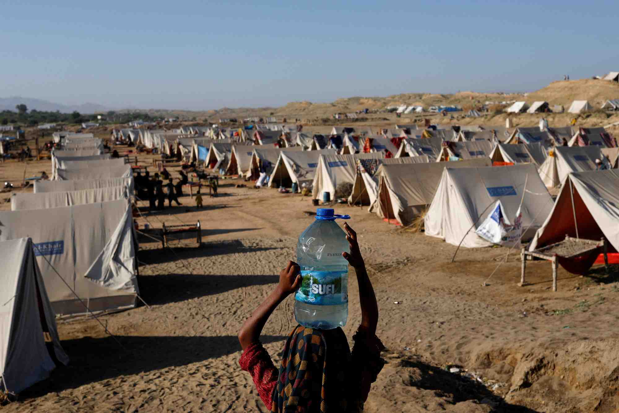 Des personnes deplacees a cause des inondations se refugient dans un camp, a sehwan