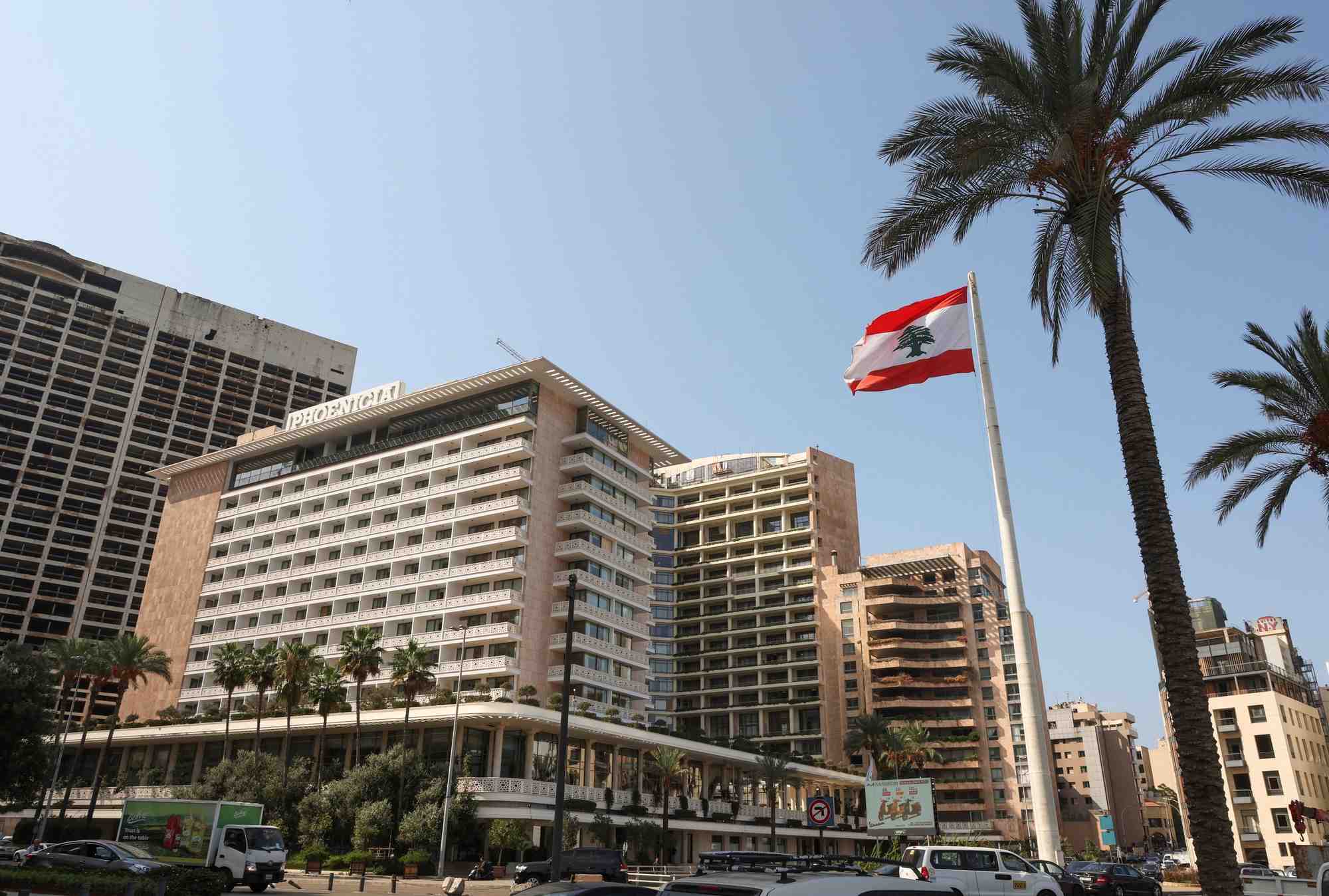 Le drapeau libanais flotte pres de l'hotel phoenicia, a beyrouth