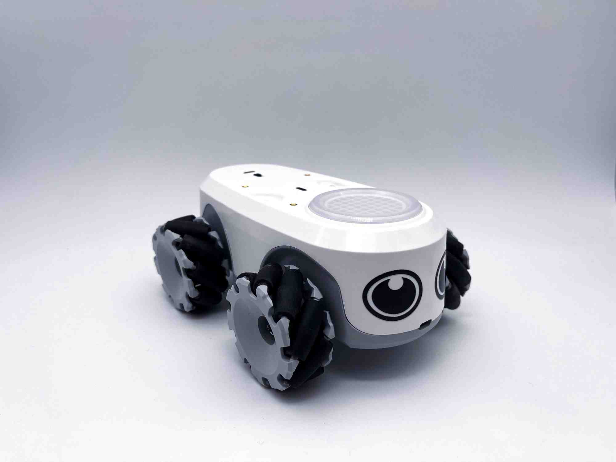 De la taille d'une voiture télécommandée, le robot ilo d'Intuition RT est un outil pédagogique appuyé par une appli mobile ou web, visant à faciliter l'apprentissage de la programmation informatique et de l'algorithmie, de l'école primaire au lycée.