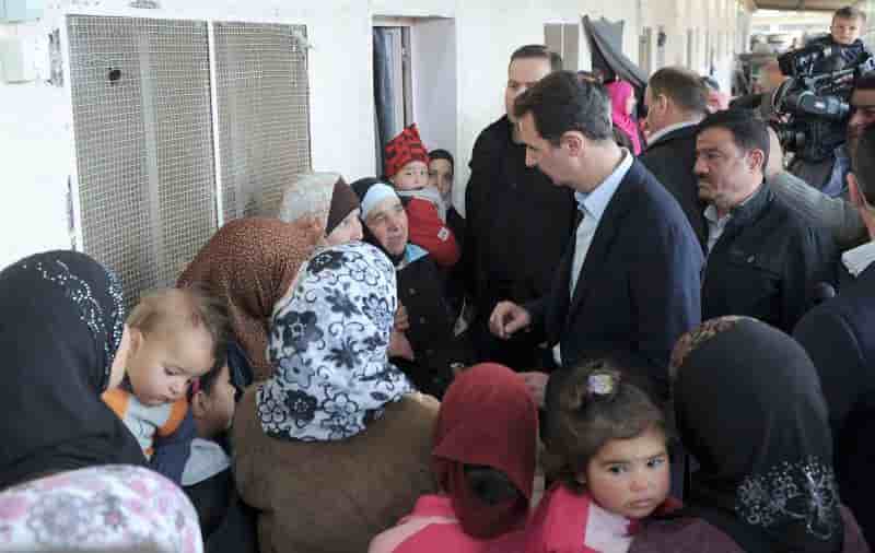 Assad rend visite à des déplacés syriens au nord-est de Damas