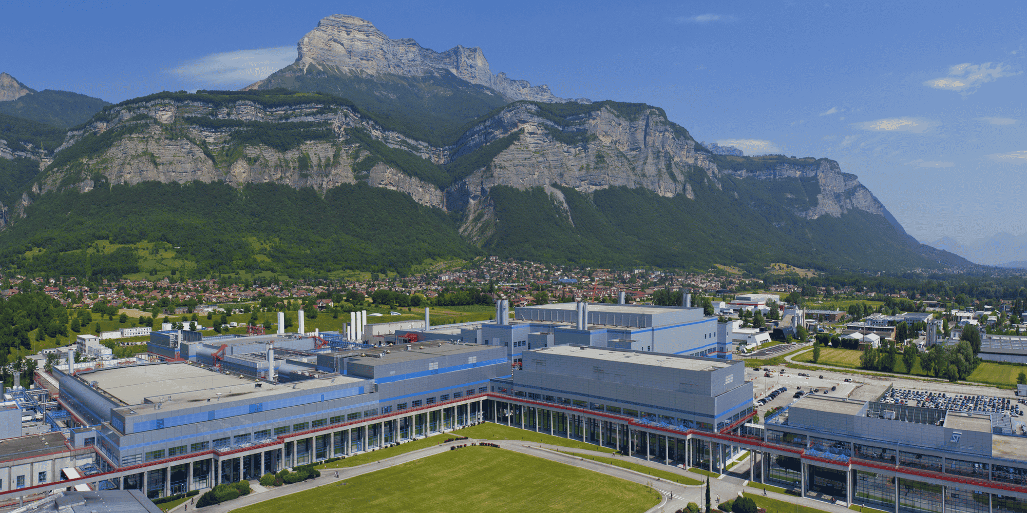Sur le site isérois de STMicroelectronics, la réorganisation stratégique du groupe franco-italien, qui entraînera de nombreux départs, inquiète les salariés. (Crédits : DR)