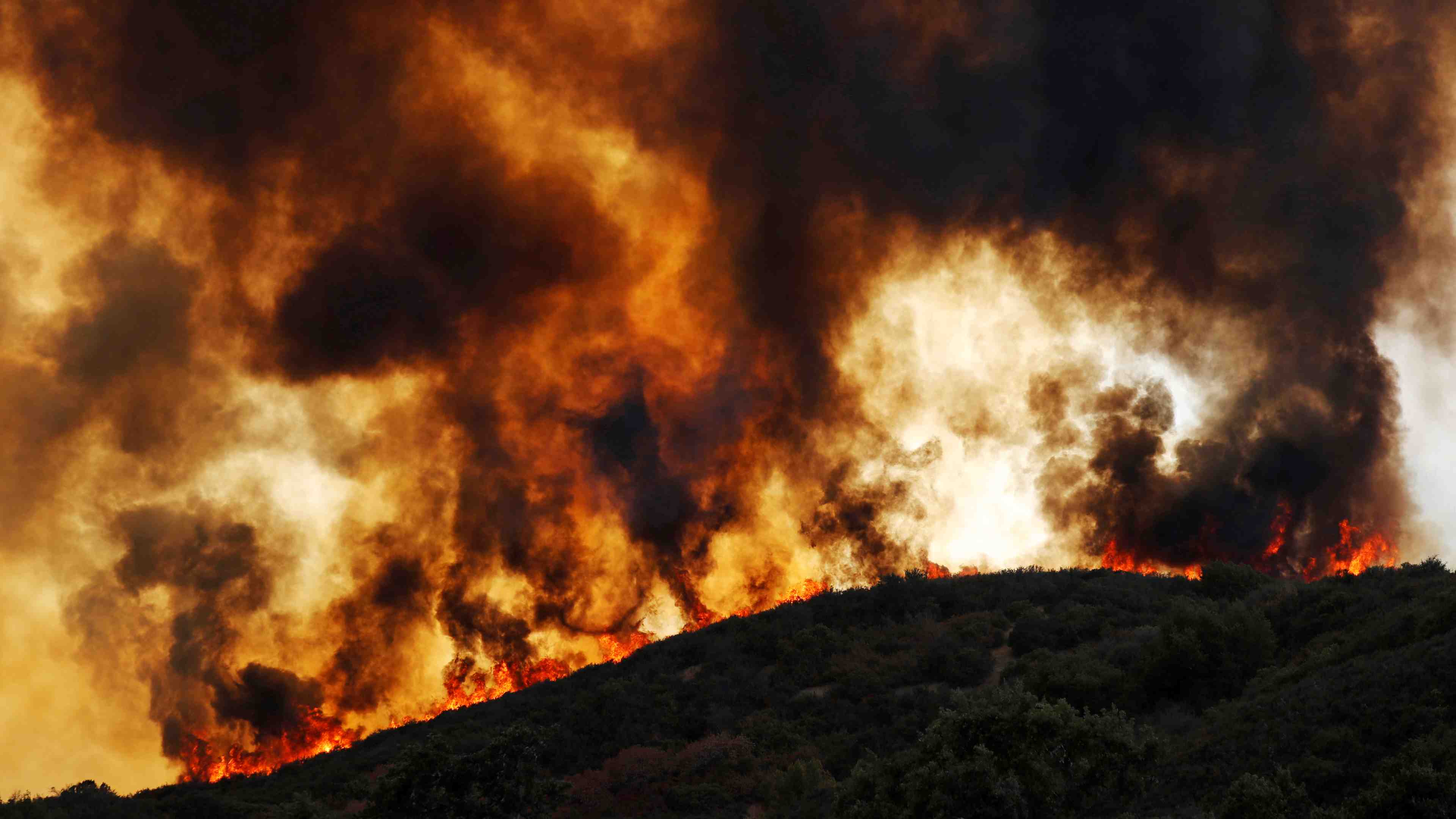 Californie: l'incendie de mendocino poursuit sa progression