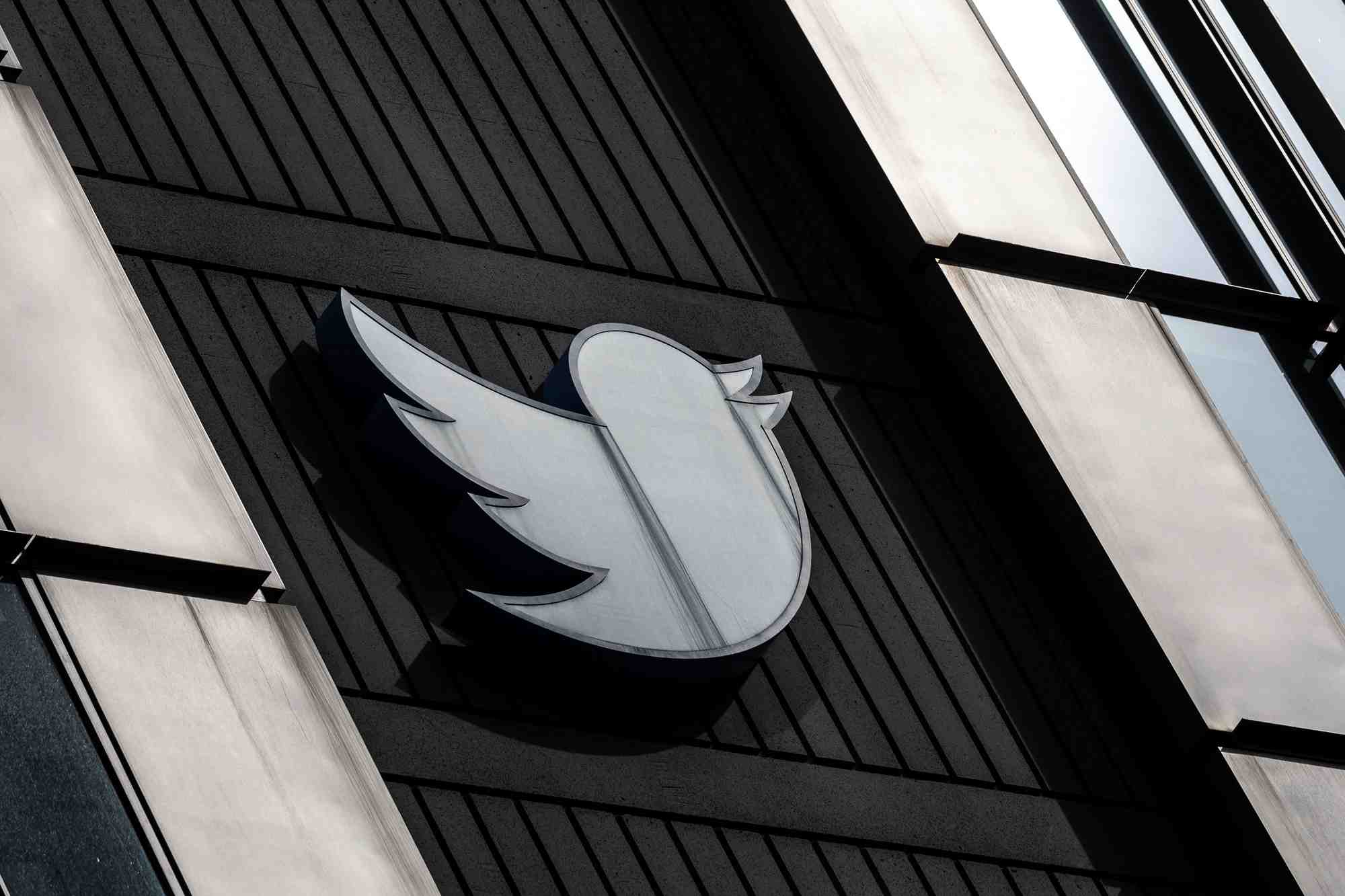 Le logo de twitter au siege de l'entreprise a san francisco, en californie