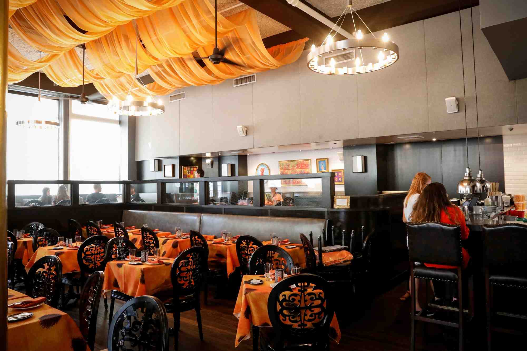 Des personnes dans un restaurant a new york, aux etats-unis