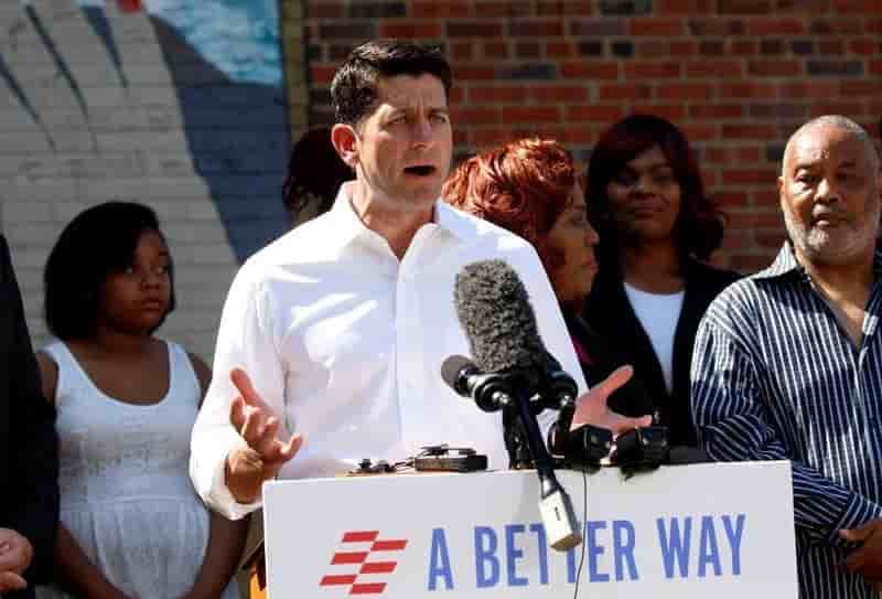 Paul ryan prend ses distances avec les propos de donald trump sur un magistrat