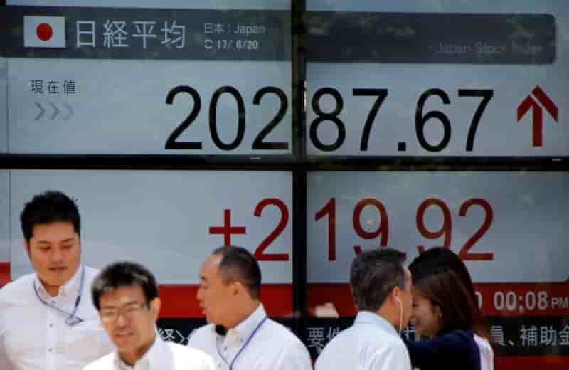 Tokyo termine en hausse