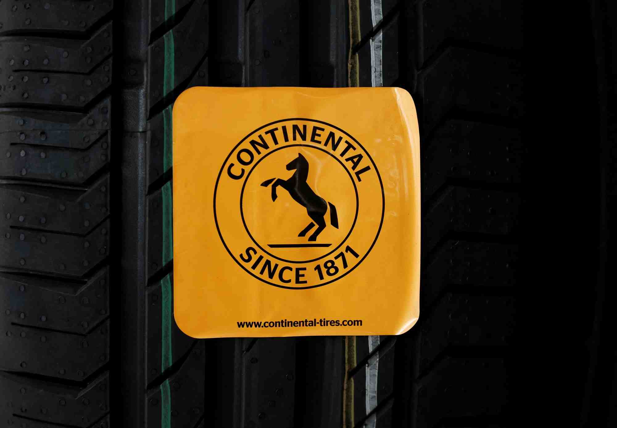 Un autocollant portant le logo de continental est photographie a bourbriac