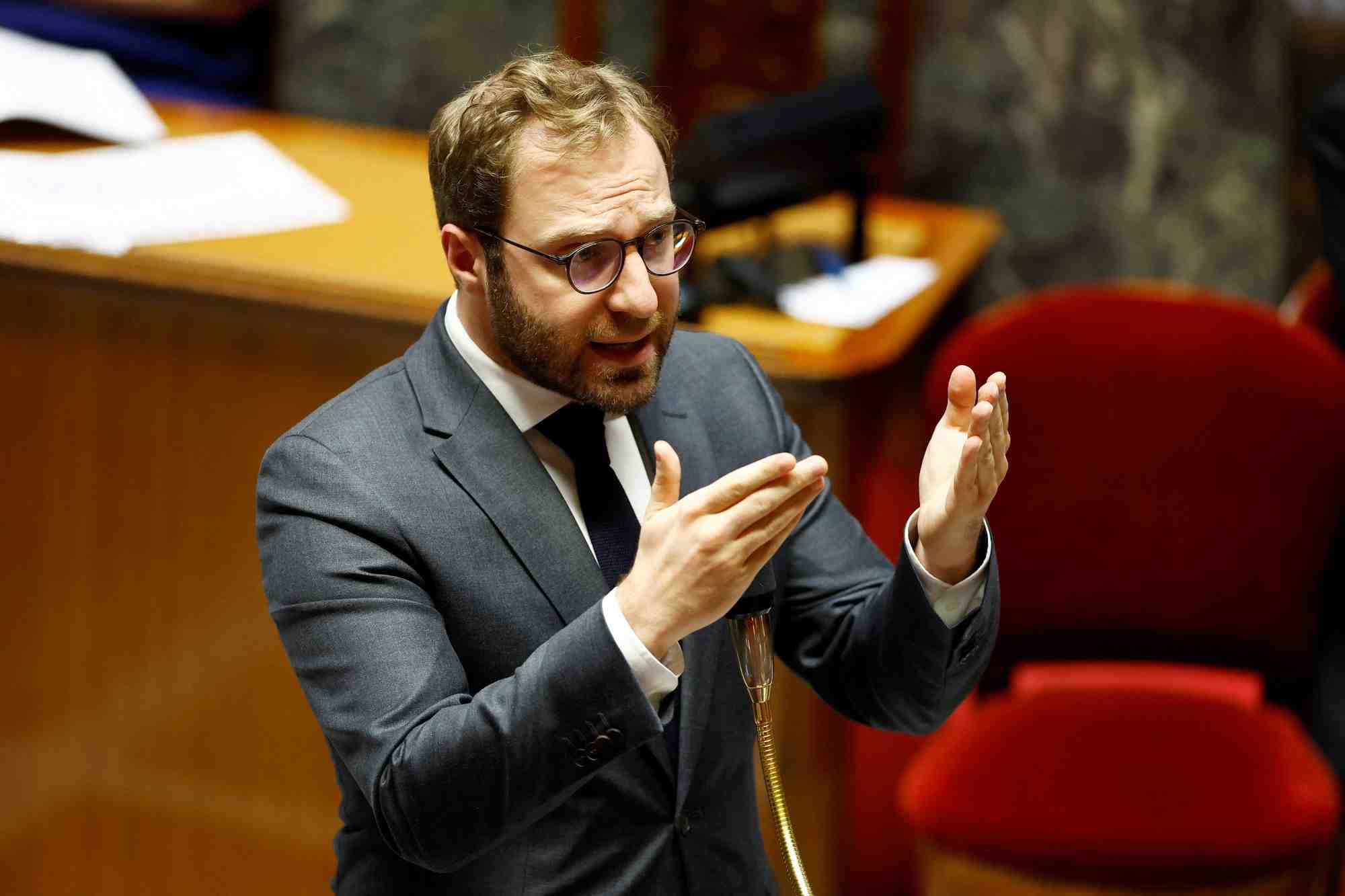 Le ministre francais de l'economie, antoine armand a l'assemblee nationale