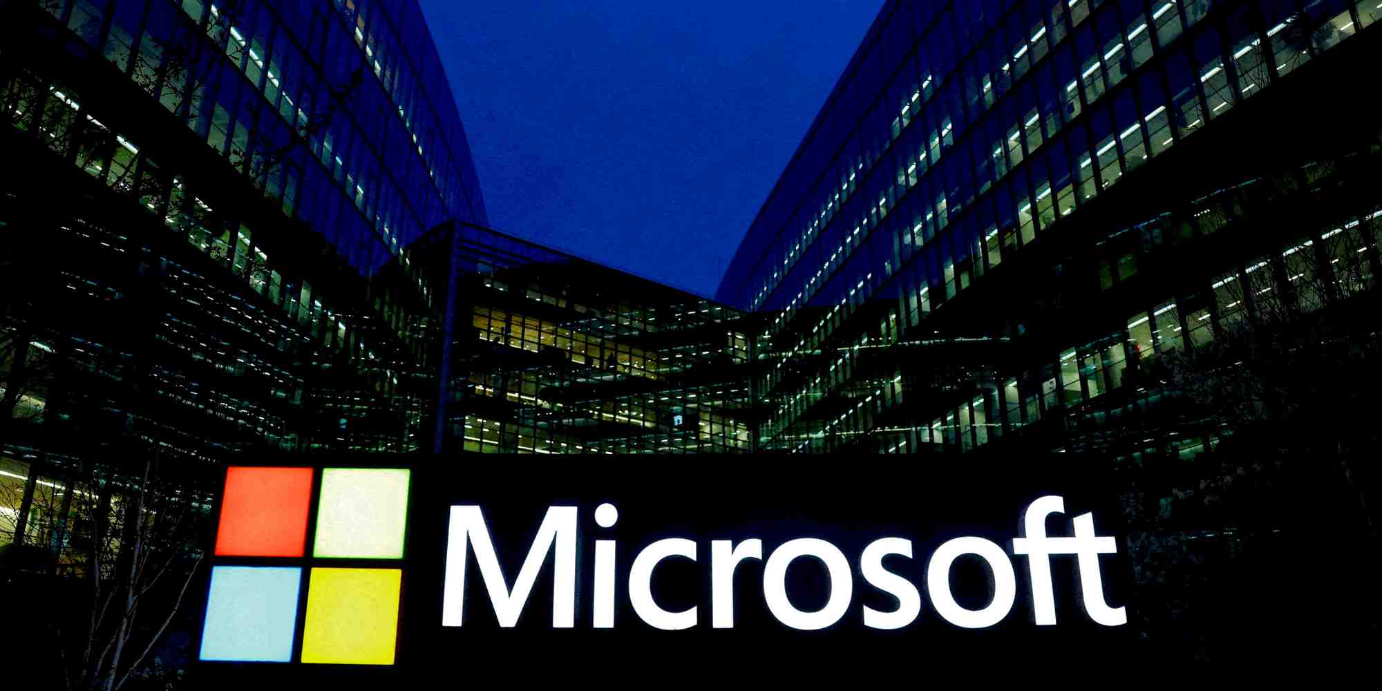 Microsoft a investi des milliards de dollars dans l'expansion de ses capacités à travers le monde pour renforcer l'infrastructure de l'IA et son réseau de centres de données.