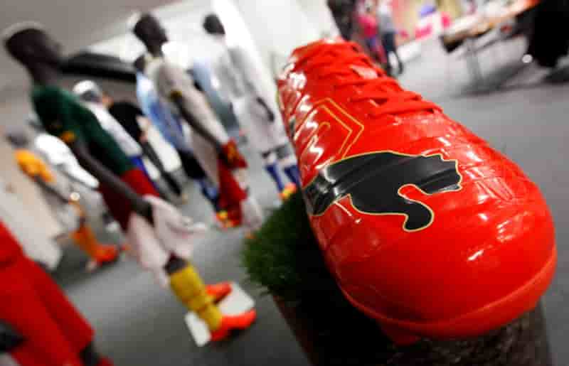Puma, affecte par le dollar fort, revoit en baisse sa prevision de benefice annuel