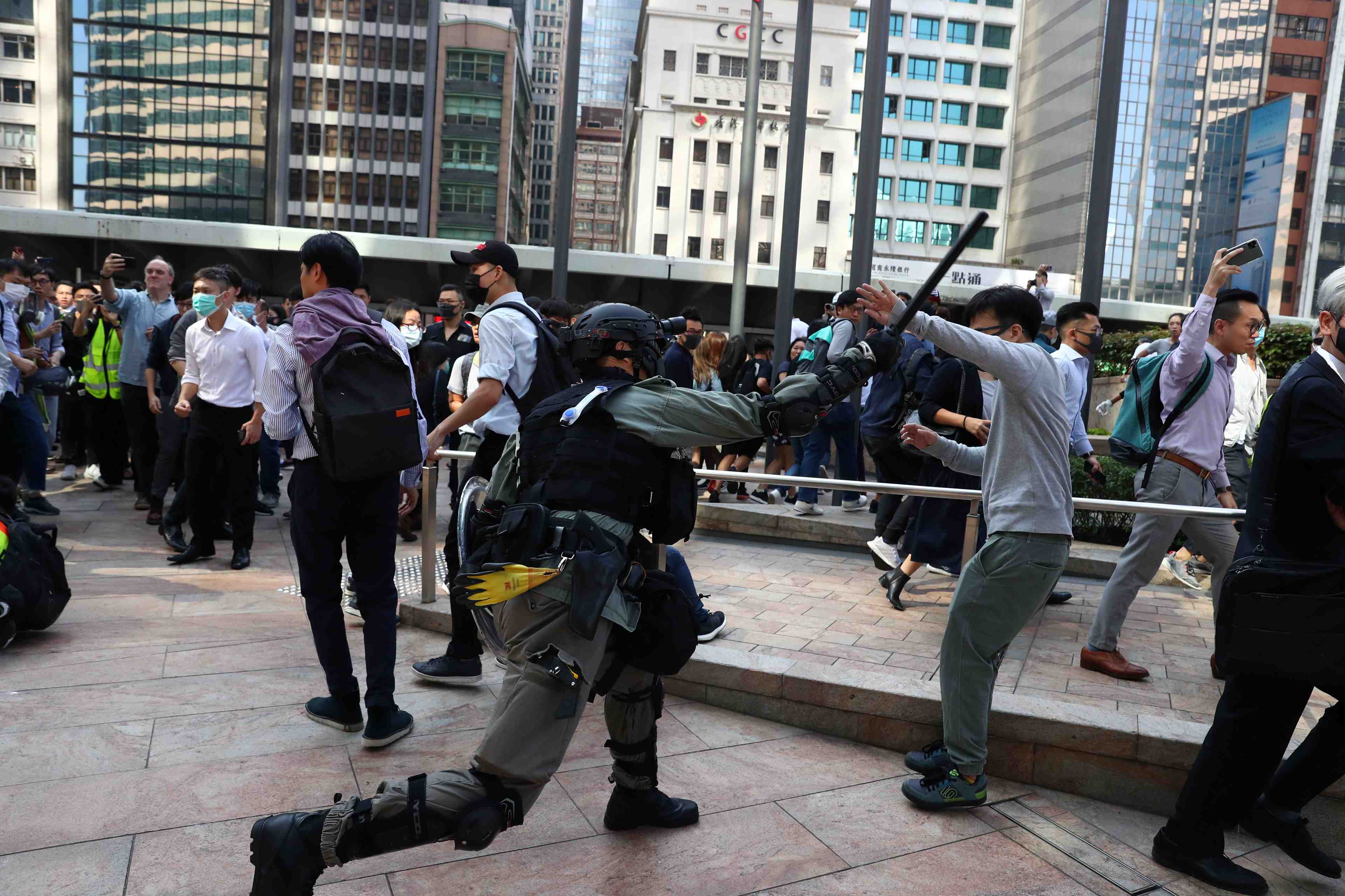 Nouvelle journee de heurts a hong kong